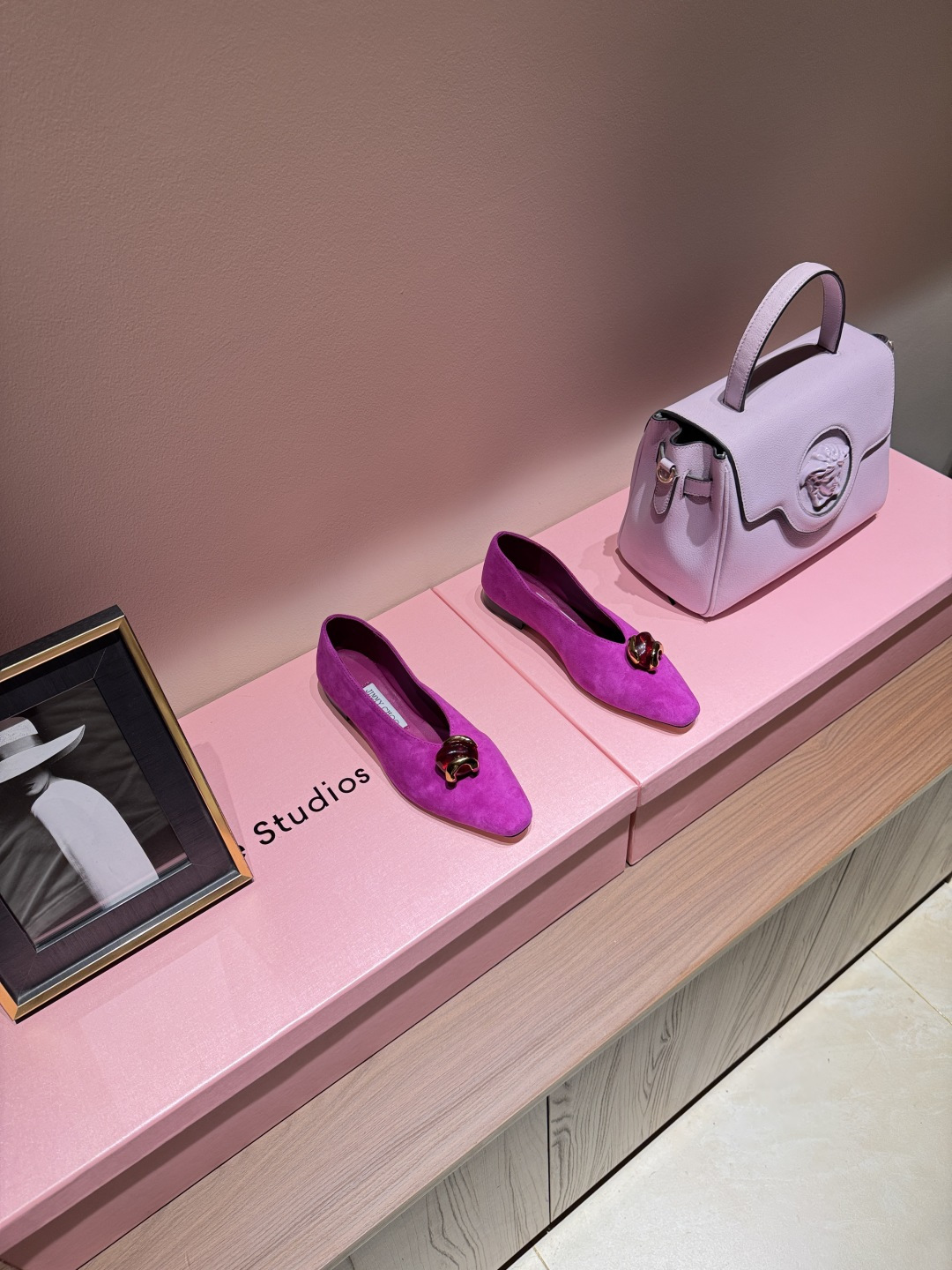 NO:924735,Top quality JimmyChoo26AW spring and summer new simple small square toe gemstone accessories flat shoes!  JC’s ballet shoes with small square toes are here. Super beautiful and super soft Mary Jane flats. Simple glossy elements. Low-key with a bit of retro flavor. Beautiful and elegant to wear. You will not be tired after wearing them all day. You will be full of energy throughout the day. Shoe control’s daily life, trendy shoes, the most versatile shoes. The upper is made of imported sheep suede. The lining is imported sheepskin. The original leather outsole imported from Italy. Size: 35-42 (40)  41 42 non-refundable) Comes with original packaging, single shoes, jimmy choo, mary jane, flats, sheepskin, Leather soles19860909顶级品质JimmyChoo26AW春夏新品简易小方头宝石配饰平底单鞋！ JC小方头的芭蕾鞋来了 超美超柔软的玛丽珍平底鞋 简易光面元素 低调中带点复古的味道 美美的 穿搭上 贵气十足 穿一天不会累 一天的精气神拉满 鞋控的日常 ,潮鞋 ,最百搭的鞋 鞋面采用进口羊反绒 内里垫脚进口羊皮. 意大利进口原色真皮大底. 码数:35-42（40 41 42定不退换） 配原版包装,单鞋,jimmy choo,mary jane,flats,sheepskin,Leather soles,Women's Shoes