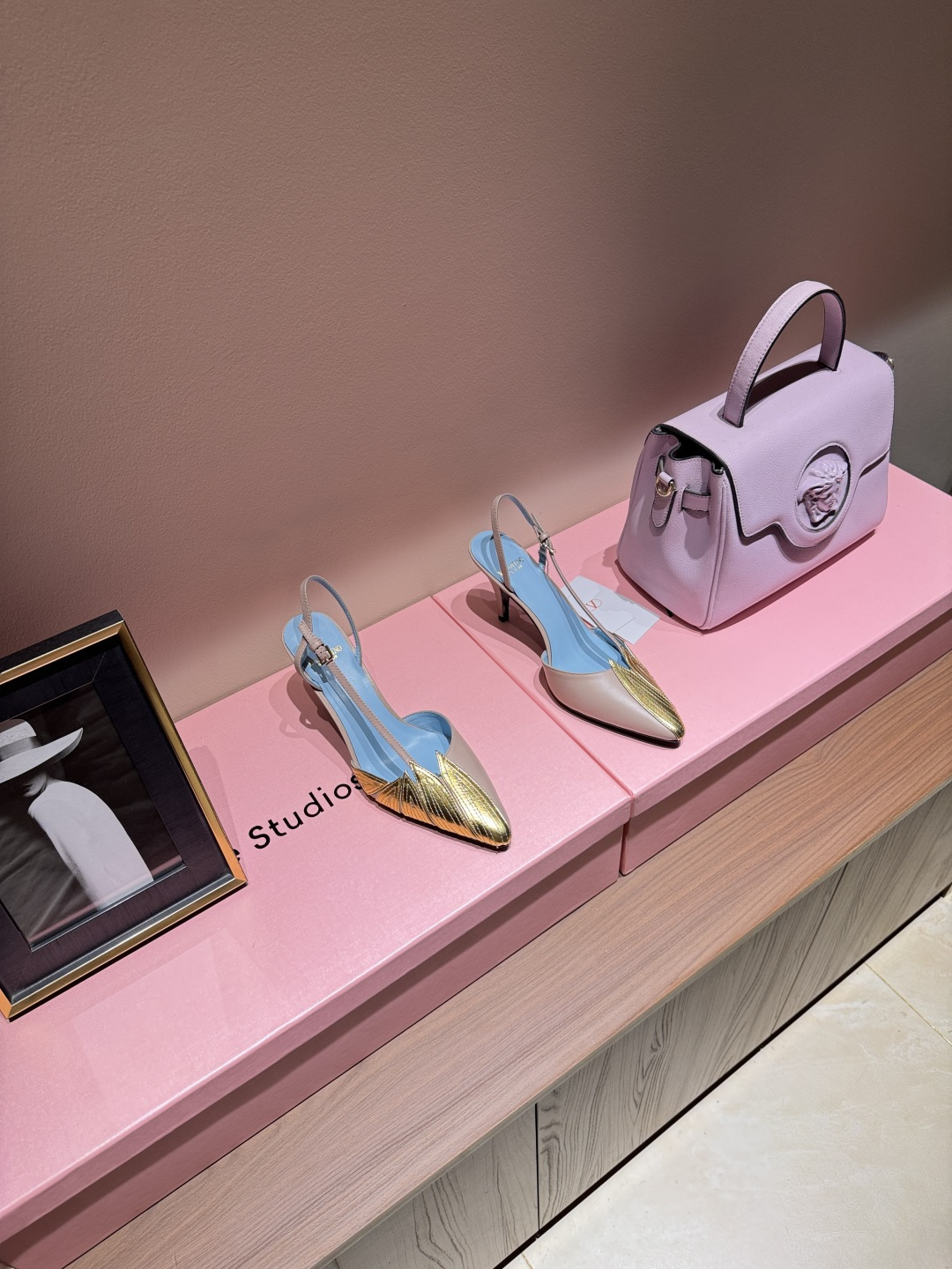 NO:924738,This series of Valentino interprets a new fashion charm. It continues the ultra-high heel design and is favored by well-known overseas bloggers. It has been performed with millions of fans and bloggers and sells well at home and abroad. It is out of stock in China. The top version comes in candy color, every color is beautiful. The upper is cowhide. The lining is imported sheepskin. The sole is genuine leather. The heel height is 8cm. The packaging is complete with original packaging.  Sizes 35 to 41 (40.41.42 non-refundable and non-exchangeable), high heels and sandals, valentino, valentino, sandals, high heels, cowhide, sheepskin, Leather soles19860909华伦天奴Valentino此系列演绎全新时尚魅力 延续超高跟设计,深得海外知名博主青睐 千万粉丝博主倾情演绎,畅销海内外 国内已经断货,顶级版本 糖果色配色,每个颜色都是绝美 鞋面牛皮 内里进口羊皮 鞋底真皮大底 跟高8cm 包装全套原版包装 码数35一41码（40.41.42不退不换）,高跟鞋凉鞋,valentino,valentino,sandals,high heels,cowhide,sheepskin,Leather soles,Women's Shoes