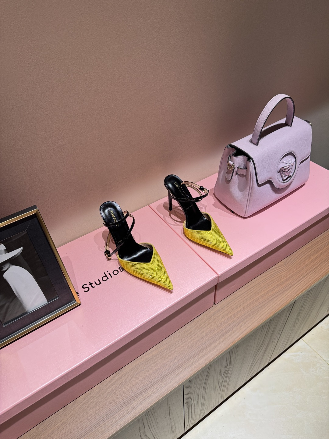 NO:924626,Tom Ford's new fashion show is simultaneously output, rhinestone pointed-toe high-heeled shoes. Tom Ford's black rhinestone pointed-toe high-heeled shoes are handmade in Italy. The upper is densely covered with rhinestones, which is full of luxury. The pointed toe + stiletto heel design, with an empty strap at the back, is elegant and stable, and can be easily used for commuting and dinner. The rhinestones shine super brightly under the light, and they look great when paired with dresses or simple skirts, which directly enhances your temperament!  35-39 (ordered at 40.41.42.43), high heels and sandals, tom ford, sandals, high heels, skirts19860909Tom Ford新款时装走秀同步输出,水钻尖头高跟鞋 Tom Ford这款黑色水钻尖头高跟鞋,意大利手工打造,鞋面密布水钻,奢华感满满.尖头+细高跟设计,后空一字带,优雅又稳固,通勤、晚宴都能轻松驾驭.水钻在灯光下超闪耀,搭配礼服或简约裙装都很出彩,气质直接拉满！ 35-39（40.41.42.43订）,高跟鞋凉鞋,tom ford,sandals,high heels,skirts,Women's Shoes