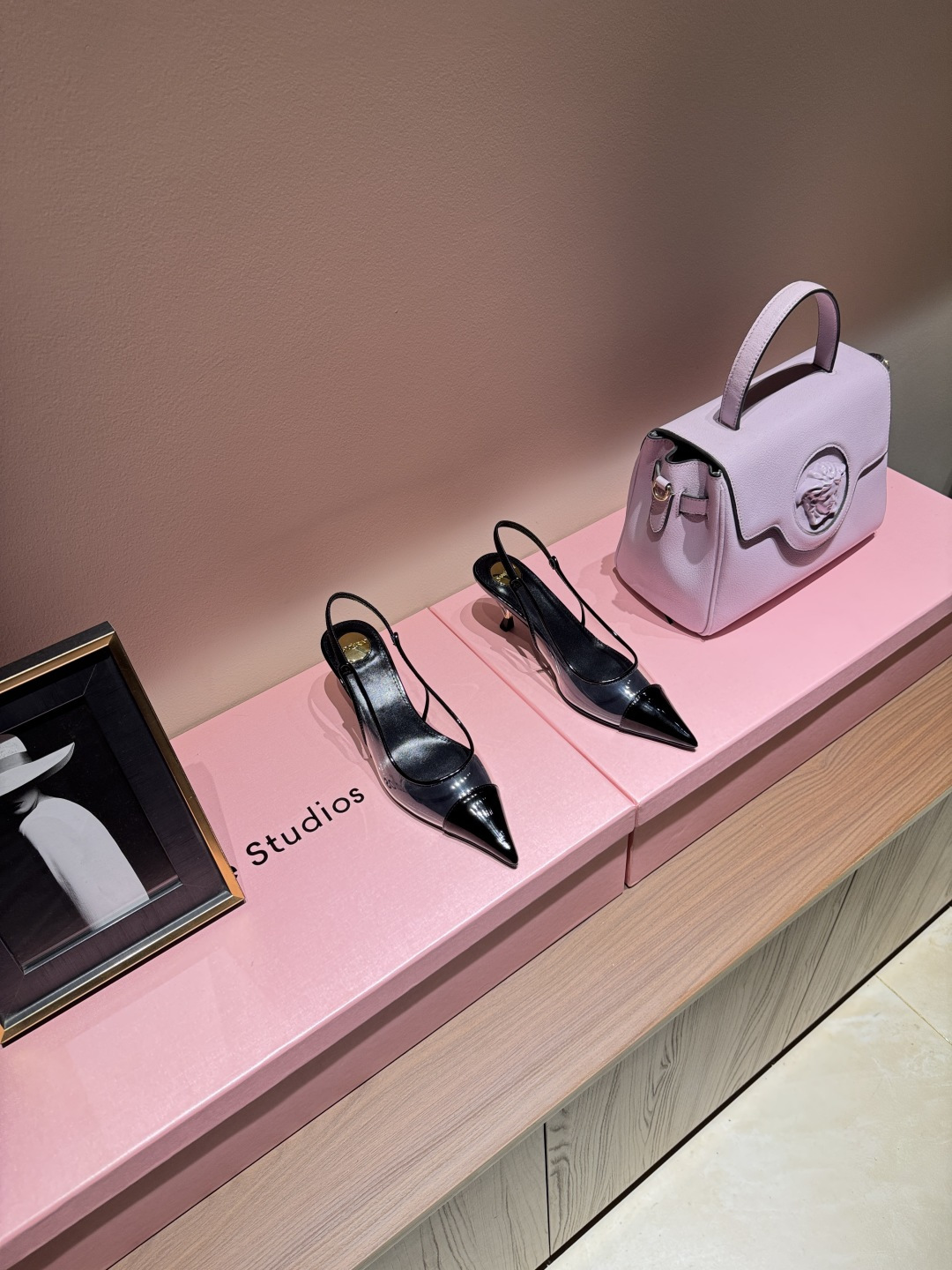 NO:924746,SAIN*LAURENT2026 Yves Saint Laurent's new high-heeled sandals. Square-toe high-heeled slippers. How can you miss a pair of fairy shoes in the light summer? Matching with various small skirts, you don't have to pick the shape of your feet at all. The transparent sparkling diamonds show a illusion under the light. It is really too beautiful. The whiteness of the upper feet makes people look up!  The delicate crystal chain embellishes the delicate lines of the ankle, releasing infinite elegance. Explore more high-heeled shoes!  Fabric cowhide and PVC outsole Genuine leather outsole Size 35-42 (customized at 40.41.42) Heel height 6.5cm, high heels sandals, saint laurent, saint laurent, sandals, high heels, slippers, skirts, cowhide, Leather soles19860909SAIN*LAURENT2026圣罗兰全新高跟凉鞋 方头高跟拖鞋淡淡的夏日里怎么少得了一双仙女鞋 各种小裙子搭配起来 完全不挑脚型哦 通透的闪钻在光线的照耀下呈现幻彩 真的美的过分 上脚显白的让人上头！细巧水晶链饰点亮脚踝纤雅线条 释放无限优雅魅力 探索更多臻选高跟鞋！ 面料牛皮拼pvc 大底真皮大底 码数35-42（40.41.42定制） 跟高6.5cm,高跟鞋凉鞋,saint laurent,saint laurent,sandals,high heels,slippers,skirts,cowhide,Leather soles,Women's Shoes