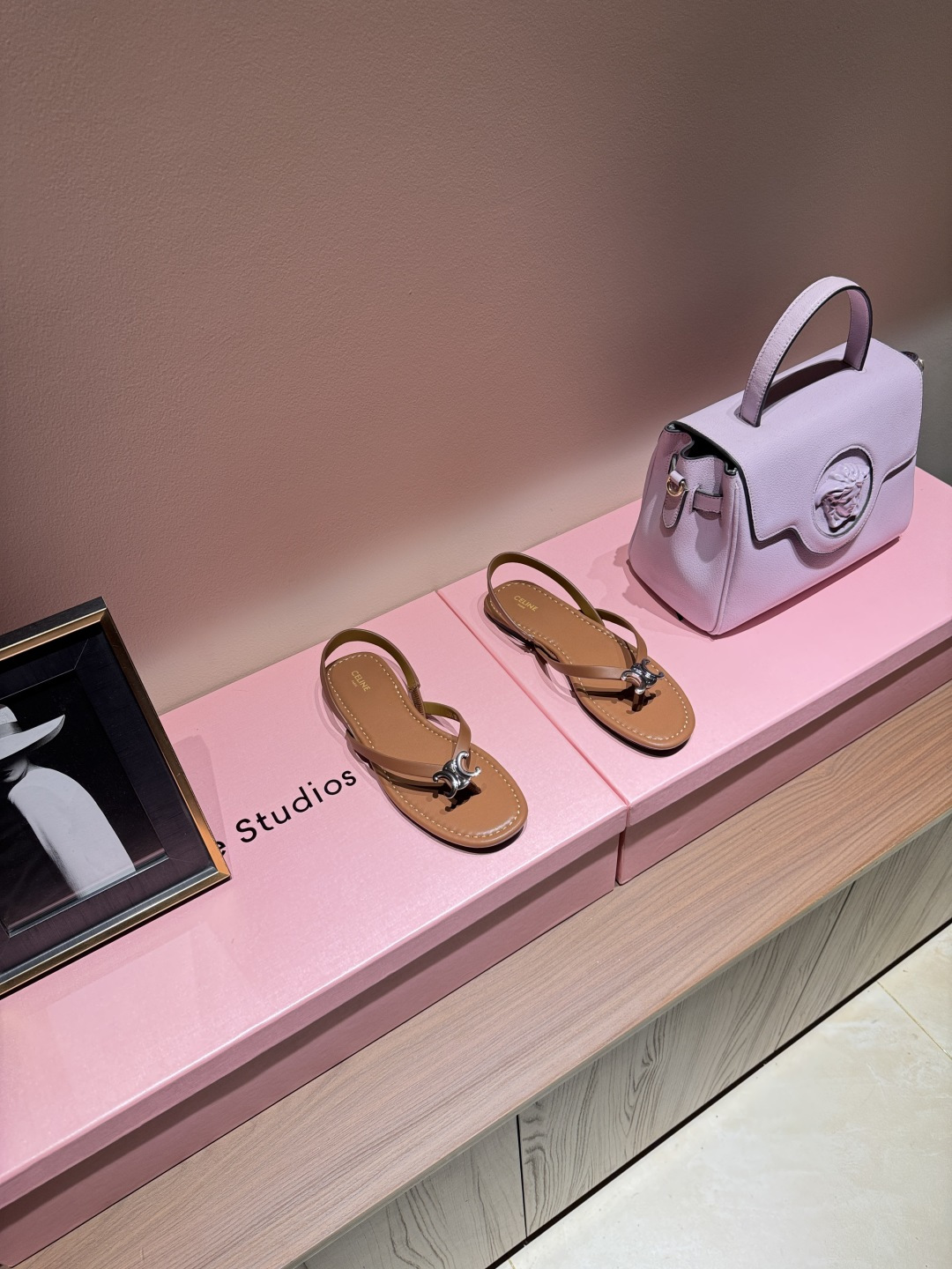 NO:924705,CELIN* French style lazy style thong sandals, warm cowhide with classic Arc de Triomphe hardware, thin strap design, simple and neat, flat bottom structure, light and unrestricted. Available in three colors, suitable for cotton and linen long skirts, denim shorts, suitable for beach outings or city shopping, easily create a relaxed and casual summer atmosphere., split-toe shoes, celine, skirts, shorts, cowhide19860909CELIN*法式慵懒风夹趾凉拖,温润牛皮搭配经典凯旋门五金,细带设计简约利落,平底结构轻便无束缚.三色可选适配棉麻长裙、牛仔短裤,海边出游或城市逛街都能驾驭,轻松塑造松弛随性的夏日氛围.,分趾鞋,celine,skirts,shorts,cowhide,Women's Shoes