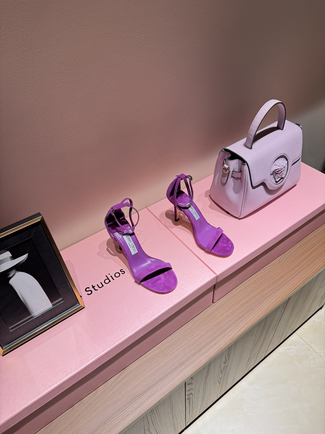 NO:924699,Jimmy Choo/Jimmy Zhou 26WF new product minimalist one-line high-heeled sandals. They are definitely not beautiful torture tools for torture. They are also stress-free for daily wear. They can be called treasures in the shoe cabinet. Each step is calm and shining. They are low-key and exquisite and noble. They can easily control various occasions. Close your eyes and buy a style that cannot go wrong. It is worth adding to your private shoe cabinet!  The fabric is made of original customized leather. The lining is made of sheepskin. The heel height is 10cm. The genuine leather outsole imported from Italy is size 35-39 (customized 40/41), high heels and sandals, jimmy choo, jimmy choo, sandals, high heels, sheepskin, Leather soles.19860909Jimmy Choo/吉米周26WF新品 极简一字带高跟凉鞋 绝非受罪的美丽刑具 日常穿也毫无压力 堪称鞋柜里的宝藏款 每一步都走得从容闪耀 低调中透着精致贵气 轻松驾驭各种场合 闭眼入不会出错的款 值得收入你的私藏鞋柜！ 面料采用原版定制皮料 内里踮脚均为羊皮 跟高10cm 意大利进口真皮大底 size35-39（40/41定制）,高跟鞋凉鞋,jimmy choo,jimmy choo,sandals,high heels,sheepskin,Leather soles,Women's Shoes