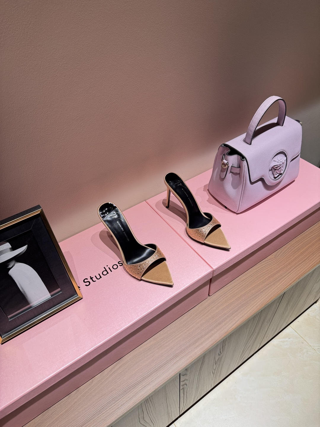 NO:924725,Giuseppe Zanotti—SS2026 counter new spring and summer new products!  Diamond buckle pointed toe slippers series 2026 new spring and summer series of rhinestone high-heeled sandals!  Pointed-toe high-heeled slippers, how can we miss a pair of fairy shoes in the light summer? Paired with various small skirts, it doesn't matter the shape of the feet at all. The transparent sparkling diamonds show a phantom under the light. It is really too beautiful. The whiteness of the upper feet makes people look up!  The delicate crystal chain embellishes the delicate lines of the ankle, releasing infinite elegance. Explore more high-heeled shoes!  Fabric: silk with rhinestones, outsole, genuine leather outsole, size 35-43 (40, 41, 42, 43 customized), heel height 11cm, high heels, slippers, sandals, high heels, slippers, skirts, real silk, Leather soles19860909Giuseppe Zanotti— SS2026专柜新款春夏季新品！钻扣尖头拖鞋系列 2026全新春夏系列水钻高跟凉鞋 ！ 尖头高跟拖鞋淡淡的夏日里怎么少得了一双仙女鞋 各种小裙子搭配起来 完全不挑脚型哦 通透的闪钻在光线的照耀下呈现幻彩 真的美的过分 上脚显白的让人上头！细巧水晶链饰点亮脚踝纤雅线条 释放无限优雅魅力 探索更多臻选高跟鞋！ 面料真丝烫钻 大底真皮大底 码数35-43（40、41、42、43定制） 跟高11cm,高跟鞋拖鞋,sandals,high heels,slippers,skirts,real silk,Leather soles,Women's Shoes