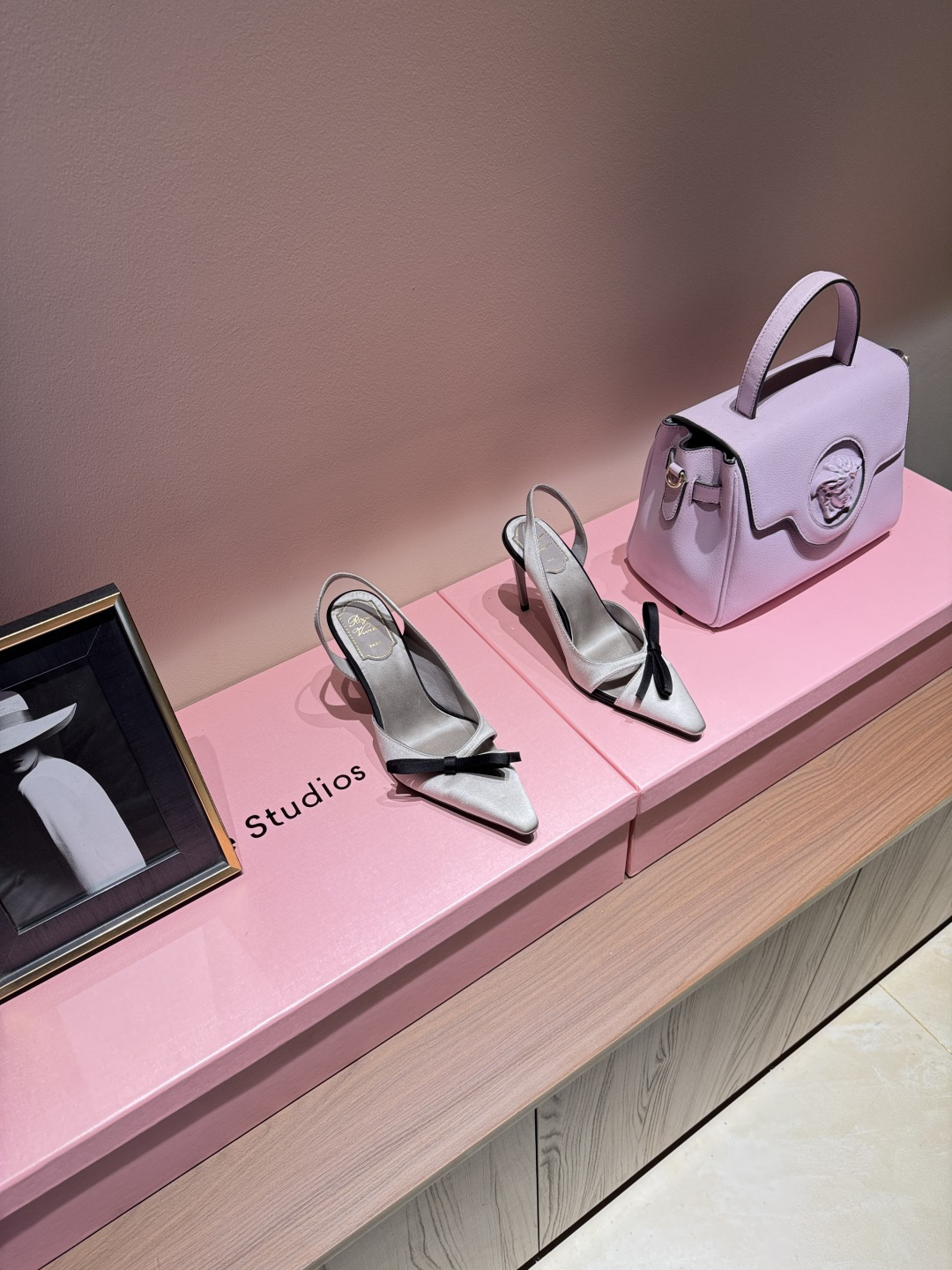 NO:924713,Roger Vivier bow pointed toe high heels Roger Vivier 2026 autumn and winter series high heels, black satin + rhinestone bow, full of elegance and sophistication!  The pointed toe design modifies the shape of the feet, and the thin straps at the back make the legs look longer, making it comfortable and fashionable to wear. The lining is pink with details, a layered feel, and a French romantic atmosphere that can be easily grasped ~ It can be easily controlled whether it is a dress or daily wear. It has both temperament and practicality. It is a must-have fashion item in autumn and winter!  ,high heels sandals,roger vivier,sandals,high heels19860909罗杰维维亚蝴蝶结尖头高跟鞋 Roger Vivier 2026秋冬系列高跟鞋,黑色缎面+水钻蝴蝶结,优雅精致感拉满！尖头设计修饰脚型,后空细带超显腿长,穿着舒适又时髦.内衬粉色细节,层次感up,法式浪漫氛围感直接拿捏～无论礼服还是日常穿搭都能轻松驾驭,气质与实用性兼具,是秋冬必入的时尚单品！,高跟鞋凉鞋,roger vivier,sandals,high heels,Women's Shoes