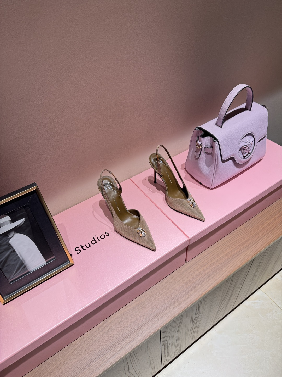 NO:924686,Giuseppe Zanotti metal buckle pointed toe fashion catwalk sandals with back hollows. GZ high heels that are both men and women. I love them. They are indeed the brand that understands women best. They are sold out as soon as they are new. Especially the side line design is smooth, natural and slim. It makes the whole pair of shoes full of layers and feminine. No matter what your usual style is, you must try it!  Upper textured satin, lining mixed sheepskin, original Italian leather outsole, heel height 10cm, Size 35–41 (40, 41, 42, 43 customized, non-returnable and non-exchangeable), high-heeled sandals, sandals, high heels, sheepskin, silk fabric, Leather soles19860909Giuseppe Zanotti 金属扣尖头后空时装走秀凉鞋 GZ斩男又斩女的高跟鞋 爱了 不愧是最懂女人的品牌 上新即售空 尤其是侧面线条设计流畅自然还很显瘦 让整双鞋层次感十足又富有女人味 不管你平时什么风格 请你一定要试试它！ 鞋面纹理绸缎 内里混种羊皮 原版意大利真皮大底 跟高10cm Size 35–41（40、41、42、43定制不退不换）,高跟鞋凉鞋,sandals,high heels,sheepskin,silk fabric,Leather soles,Women's Shoes