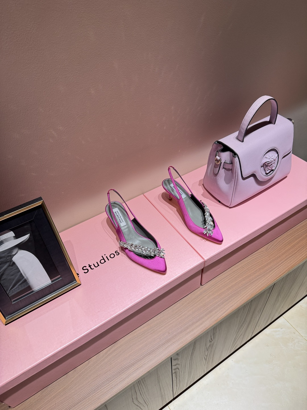 NO:924691,Big collaboration | Balenciaga × Manolo Blahnik 2026 Balenciaga  Mr. Balenciaga is connected across time and space. High heels 5.5 SIZE: 36-39 (ordered at 35.40.41.42), high heels and sandals, balenciaga, manolo blahnik, sandals, high heels19860909重磅联名｜Balenciaga × Manolo Blahnik 2026 Balenciaga × Manolo Blahnik联名水钻杏仁头高跟凉鞋 联名当“建筑感极简”遇上“极致优雅” 时尚圈真正的“高定级联名”来了 这次不是logo堆叠,而是精神同频——Pierpaolo Piccioli 亲口说Manolo 就是“优雅的肉身”,他的灵魂与 Cristóbal Balenciaga 先生跨越时空相通. 跟高5.5 SIZE:36-39（35.40.41.42订）,高跟鞋凉鞋,balenciaga,manolo blahnik,sandals,high heels,Women's Shoes