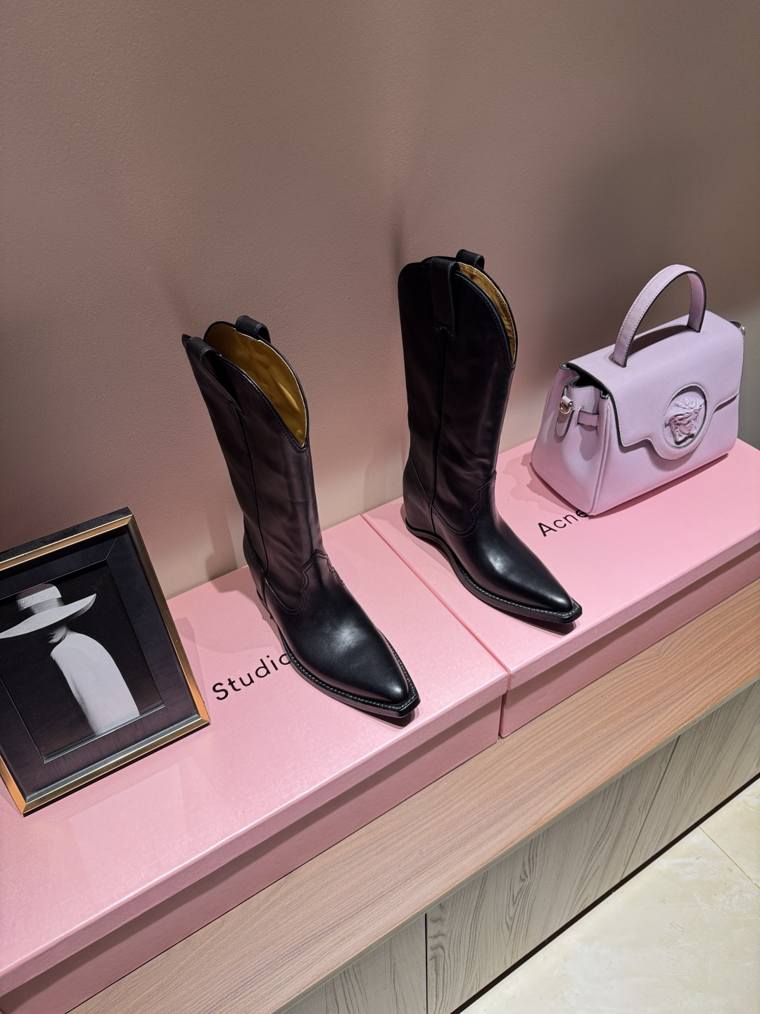 NO:925074,'Maison Margiela' ' 'Margiela 26/Early Autumn Show Style Recommendation!  Western cowboy boots Margiela · The new designer has a full sense of luxury · The tops are slimming and very versatile. It can be said that there is no other problem except that it is difficult to buy · Hurry up!  (The raw materials were purchased in early March to develop the leather, the inner foot pads, the shoe shape and the heel molding are all consistent with the original version) Customized calfskin uppers Customized imported genuine leather soles Imported calfskin lining Color black, apricot brown Bottom height 5cm Size 35-39 (original full set of packaging), boots, masion margiela, boots, cowhide, Leather soles19860909「Maison Margiela」「 」玛吉拉26/早秋秀款推荐！西部牛仔靴马吉拉· 新任设计师高级感十足·上脚炒鸡显瘦而且非常百搭可以说除了难买没其他毛病了·快盘吧！（3月初购入原材料开发皮料、内里垫脚鞋型再到鞋跟开模均与原版一致） 鞋面订制小牛皮 鞋底订制进口真皮大底 内里进口小牛里皮 颜色黑、杏棕 底高5cm 码数35-39（原版全套包装）,靴子,masion margiela,boots,cowhide,Leather soles,Women's Shoes