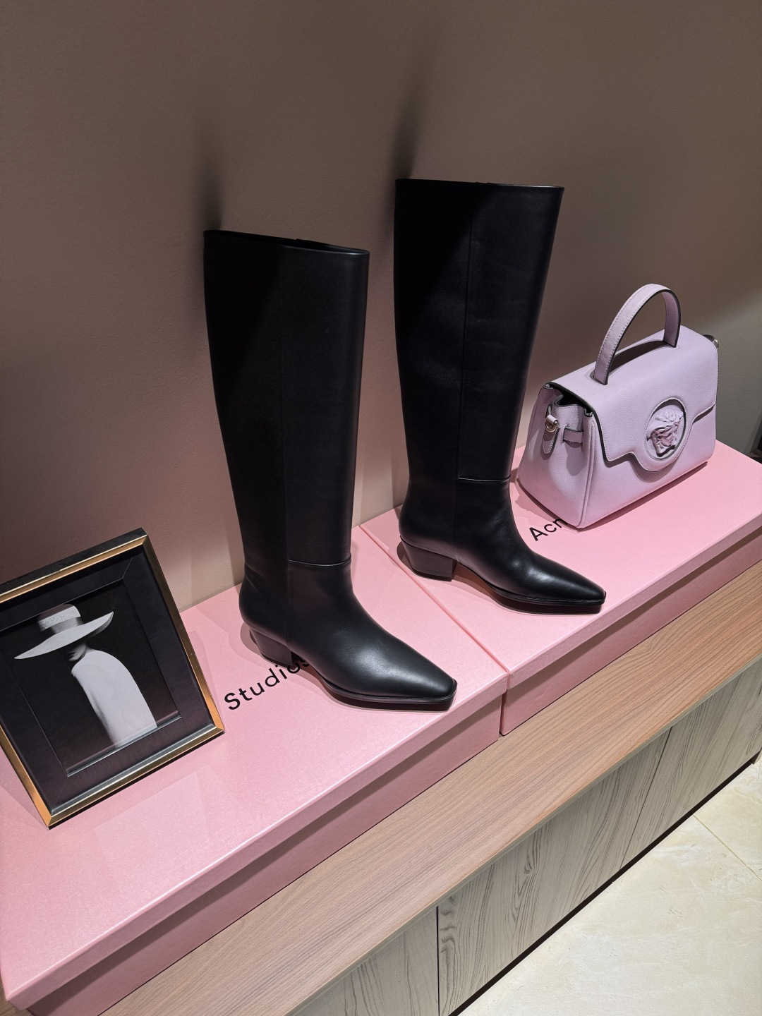 NO:925084,The Aeyde series boots are made of black cowhide, with a soft and crisp texture, perfect for autumn and winter!  The flat toe design + small square heel makes the legs look longer and the walking is stable, making it easy to manage for commuting and dating. The boots are below the knee, modifying the shape of the legs without being pinched. The side zipper is easy to put on and take off, and has a perfect sense of line. Paired with a leather skirt, coat or jeans, the urban modern feeling will be straightened out. It is a must-have and versatile artifact for autumn and winter wardrobes!  ,boots,aeyde,boots,skirts,jeans,cowhide19860909Aeyde系列长靴,选用黑色牛皮,质感柔软又挺括,秋冬穿超合适！扁平鞋头设计设计+小方跟,显腿长还走路稳,通勤约会都能轻松驾驭.靴筒膝下高度,修饰腿型不勒肉,侧拉链穿脱方便,线条感满分.搭配皮裙、大衣或牛仔裤,都市摩登感直接拉满,是秋冬衣橱必备百搭神器！,靴子,aeyde,boots,skirts,jeans,cowhide,Women's Shoes