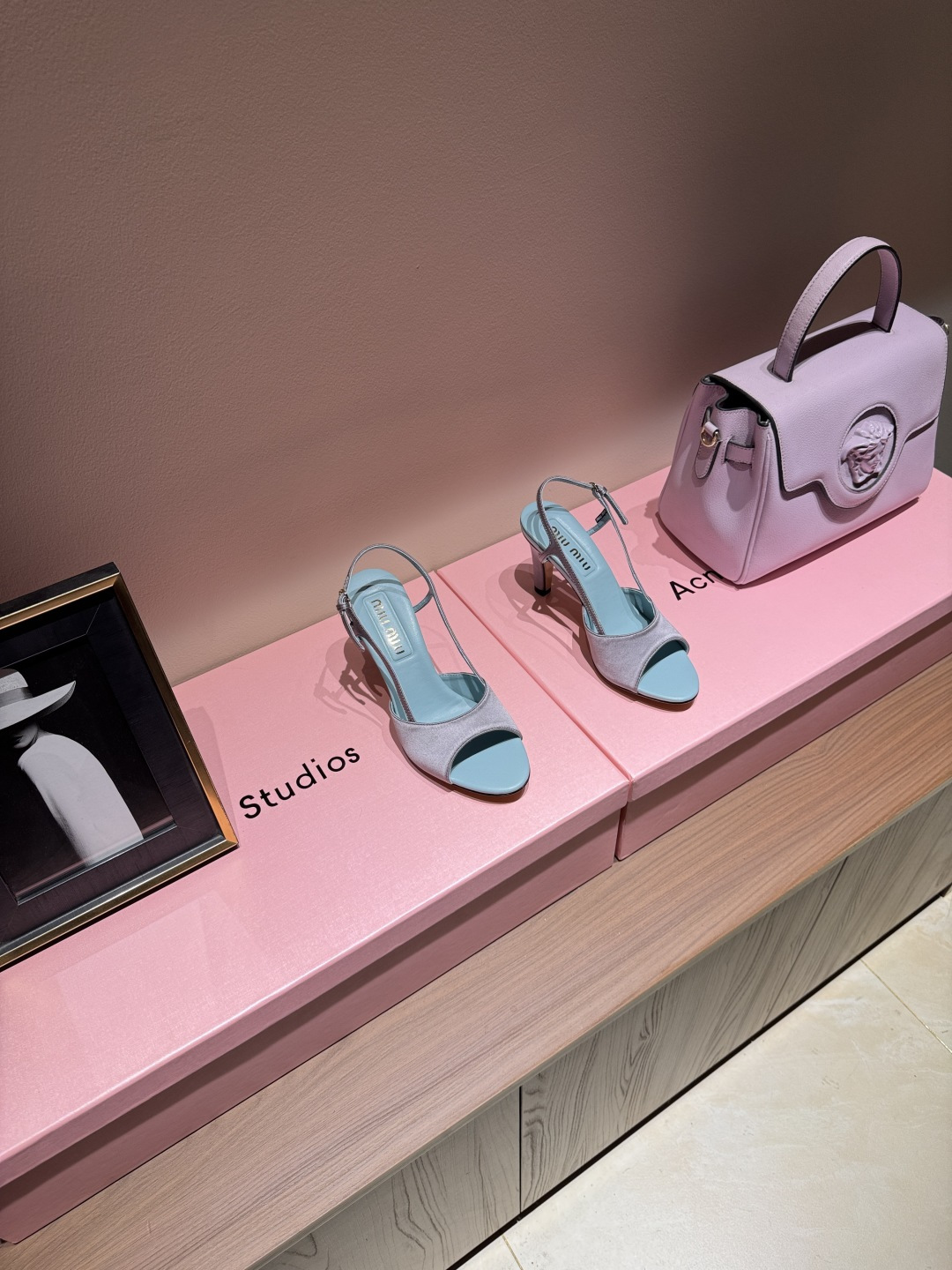 NO:924610,Miu Miu snake-print silk high-heeled shoes Miu Miu's purple snake-print high-heeled shoes are made of snakeskin textured synthetic leather, full of luster, and matched with pink soles, which are fashionable and eye-catching. The open toe + thin strap design, and the ankle strap with metal buckle are stable and delicate. The thick heel is of moderate height, elongating the leg line while taking into account comfort, and can be easily used in daily or formal occasions. Miu Miu's young and luxurious style is very suitable for sisters who pursue individuality and fashion.  Size36-39 (ordered on 40.41.42), high heels and sandals, miumiu, sandals, high heels, snakeskin, real silk19860909Miu Miu蛇纹拼真丝高跟鞋 Miu Miu这款紫色蛇纹高跟鞋,采用蛇皮纹理合成革,光泽感满满,搭配粉色鞋底,时髦又吸睛.露趾+细带设计,脚踝绑带配金属扣,稳固又精致.粗跟高度适中,拉长腿部线条同时兼顾舒适,日常或正式场合都能轻松驾驭.Miu Miu的年轻奢华风格,超适合追求个性和时尚的姐妹们 Size36-39（40.41.42订）,高跟鞋凉鞋,miumiu,sandals,high heels,snakeskin,real silk,Women's Shoes