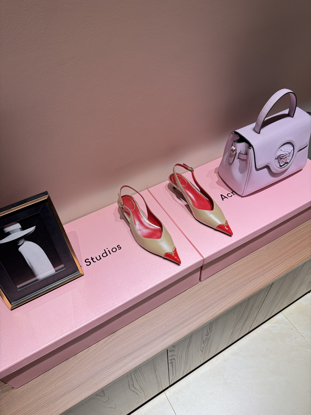 NO:924595,VALENTINO Valentino classic sandals single shoes spring and summer VLOGO SIGNATURE shoes have smooth lines. The version is great and comfortable on the foot. Increases height. Looks slimmer. Elongates the leg line. Comfortable on the foot. Increases height. Looks slimmer. Elongates the leg line. The upper is made of sheepskin. The inner lining is original leather sole. The sole is genuine leather. Size 35-39  (35.40.41.42 Customized, non-refundable and non-exchangeable), high heels and sandals, valentino, valentino, sandals, high heels, sheepskin19860909VALENTINO华伦天奴经典凉鞋单鞋春夏VLOGO SIGNATURE鞋型线条流畅.版型超赞上脚舒适.增高.显瘦.拉长腿部线条 上脚舒适.增高.显瘦.拉长腿部线条 鞋面对版羊皮 内里原版真皮鞋底 鞋底真皮鞋底 尺码35-39 (35.40.41.42定制不退不换),高跟鞋凉鞋,valentino,valentino,sandals,high heels,sheepskin,Women's Shoes