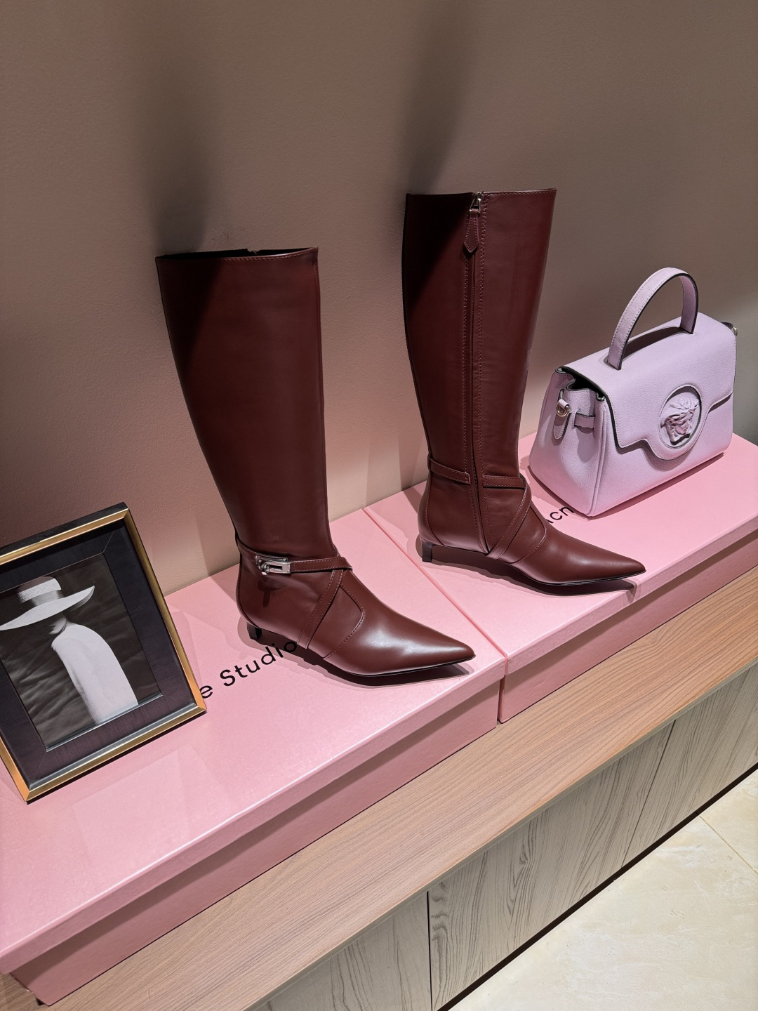 NO:924624,The original Hermès purchased 3D three-dimensional last leg craftsmanship, the boot shaft is three-dimensional and does not deform. The 2026 autumn and winter new HERMES Hermès classic long boots, naturally have unique craftsmanship and quality. The leather of this boot is all imported and customized, and the lining material is also imported custom cowhide. It is easy to wear, comfortable and looks good with everything. It is a knight boot that will never go out of style no matter how you wear it. The upper is imported original calfskin and the lining is imported cowhide.  Size 35-39 (40 41 non-returnable and non-exchangeable), boots, hermes, hermes, boots, cowhide19860909爱马仕原版购入3D立体楦腿工艺靴筒立体不变形 2026秋冬新款 HERMES爱马仕经典长靴子,自然有独特的工艺和品质这款靴子的皮料全部为进口定制,内里材质也是进口定制牛皮,,好穿舒适搭配什么都好看的秋冬必备款,而且风格永存怎么穿都不会过时的骑士靴. 鞋面进口原版胎小牛皮 内里进口牛皮内里 码数35-39（40 41 不退不换),靴子,hermes,hermes,boots,cowhide,Women's Shoes