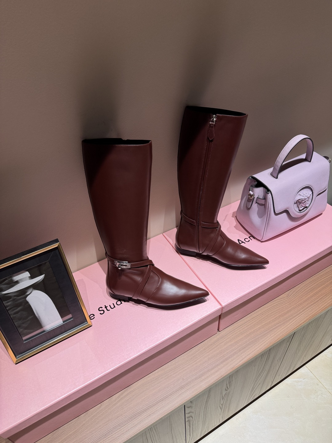 NO:924606,The original Hermès purchased 3D three-dimensional last leg craftsmanship, the boot shaft is three-dimensional and does not deform. The 2026 autumn and winter new HERMES Hermès classic long boots, naturally have unique craftsmanship and quality. The leather of this boot is all imported and customized, and the lining material is also imported custom cowhide. It is easy to wear, comfortable and looks good with everything. It is a knight boot that will never go out of style no matter how you wear it. The upper is imported original calfskin and the lining is imported cowhide.  Size 35-39 (40 41 non-returnable and non-exchangeable), boots, hermes, hermes, boots, cowhide19860909爱马仕原版购入3D立体楦腿工艺靴筒立体不变形 2026秋冬新款 HERMES爱马仕经典长靴子,自然有独特的工艺和品质这款靴子的皮料全部为进口定制,内里材质也是进口定制牛皮,,好穿舒适搭配什么都好看的秋冬必备款,而且风格永存怎么穿都不会过时的骑士靴. 鞋面进口原版胎小牛皮 内里进口牛皮内里 码数35-39（40 41 不退不换),靴子,hermes,hermes,boots,cowhide,Women's Shoes