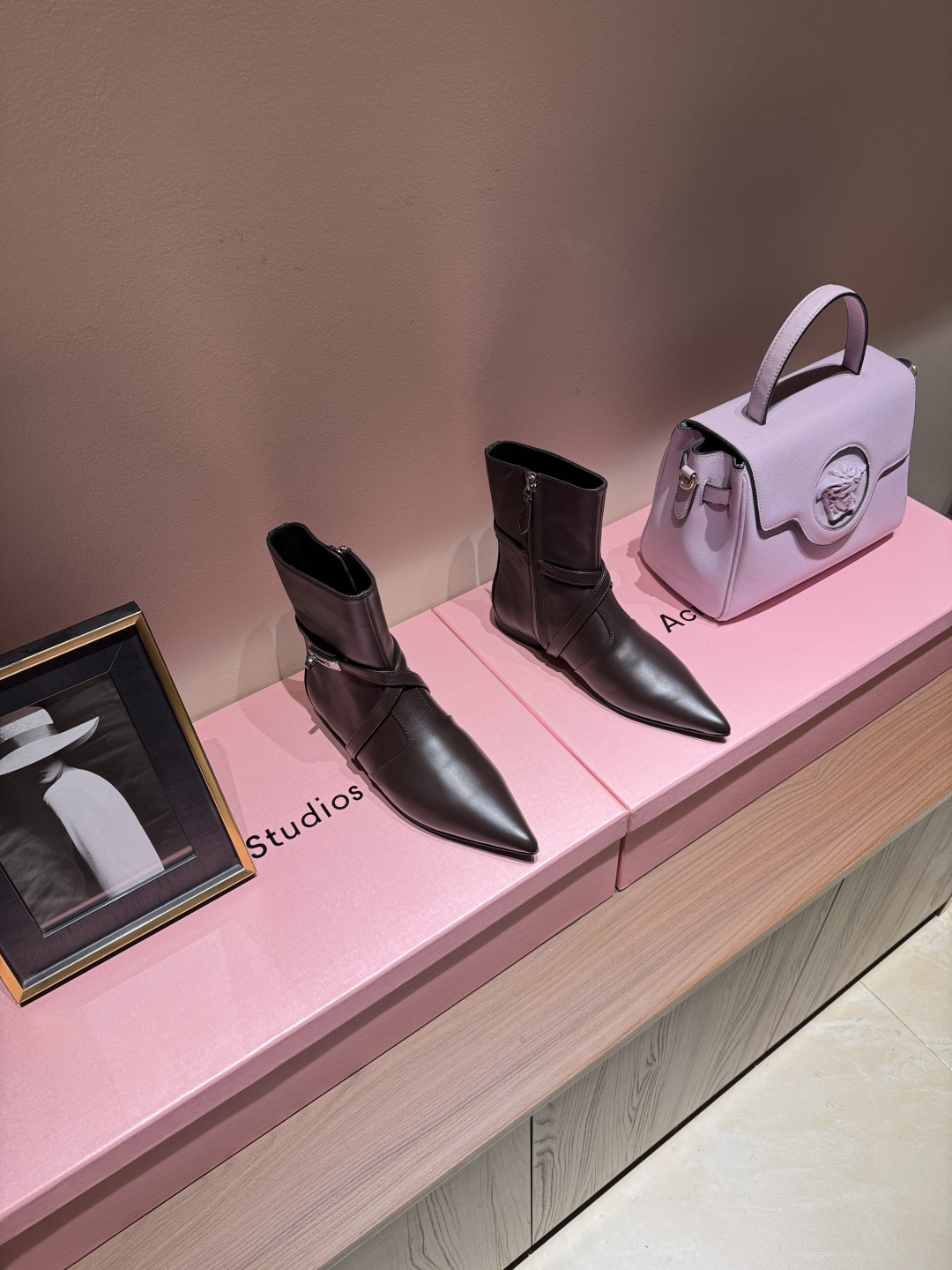 NO:924576,The original Hermès purchased 3D three-dimensional last leg craftsmanship, the boot shaft is three-dimensional and does not deform. The 2026 autumn and winter new HERMES Hermès classic long boots, naturally have unique craftsmanship and quality. The leather of this boot is all imported and customized, and the lining material is also imported custom cowhide. It is easy to wear, comfortable and looks good with everything. It is a knight boot that will never go out of style no matter how you wear it. The upper is imported original calfskin and the lining is imported cowhide.  Size 35-39 (40 41 non-returnable and non-exchangeable), boots, hermes, hermes, boots, cowhide19860909爱马仕原版购入3D立体楦腿工艺靴筒立体不变形 2026秋冬新款 HERMES爱马仕经典长靴子,自然有独特的工艺和品质这款靴子的皮料全部为进口定制,内里材质也是进口定制牛皮,,好穿舒适搭配什么都好看的秋冬必备款,而且风格永存怎么穿都不会过时的骑士靴. 鞋面进口原版胎小牛皮 内里进口牛皮内里 码数35-39（40 41 不退不换),靴子,hermes,hermes,boots,cowhide,Women's Shoes