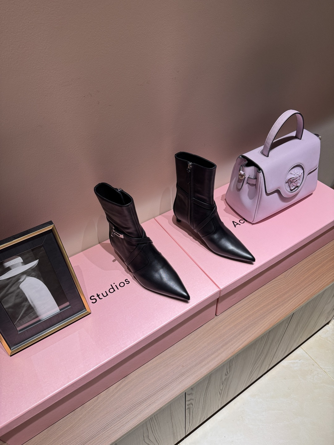 NO:924588,The original Hermès purchased 3D three-dimensional last leg craftsmanship, the boot shaft is three-dimensional and does not deform. The 2026 autumn and winter new HERMES Hermès classic long boots, naturally have unique craftsmanship and quality. The leather of this boot is all imported and customized, and the lining material is also imported custom cowhide. It is easy to wear, comfortable and looks good with everything. It is a knight boot that will never go out of style no matter how you wear it. The upper is imported original calfskin and the lining is imported cowhide.  Size 35-39 (40 41 non-returnable and non-exchangeable), boots, hermes, hermes, boots, cowhide19860909爱马仕原版购入3D立体楦腿工艺靴筒立体不变形 2026秋冬新款 HERMES爱马仕经典长靴子,自然有独特的工艺和品质这款靴子的皮料全部为进口定制,内里材质也是进口定制牛皮,,好穿舒适搭配什么都好看的秋冬必备款,而且风格永存怎么穿都不会过时的骑士靴. 鞋面进口原版胎小牛皮 内里进口牛皮内里 码数35-39（40 41 不退不换),靴子,hermes,hermes,boots,cowhide,Women's Shoes