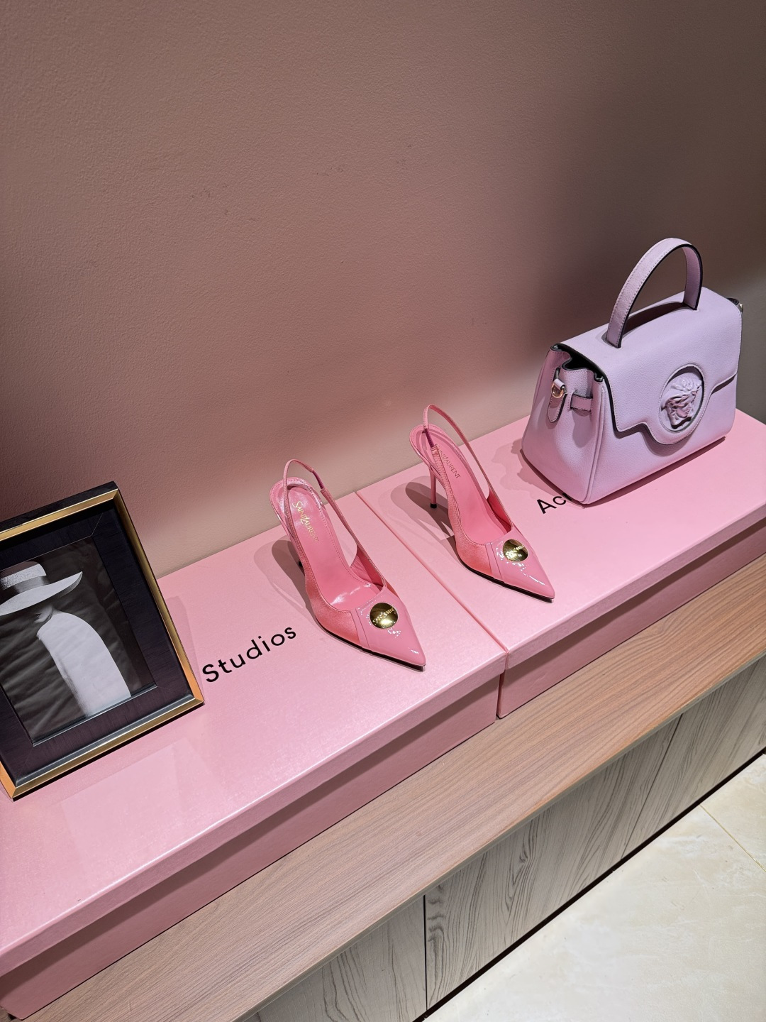 NO:924594,Top quality Saint Laurent/Yves Saint Laurent LeeYSL sister's beauty is another Saint Laurent in the world. Rose's high-heeled sandals and slippers of the same style are very good at modifying the foot shape. The luxurious metal chain. In recent years, SLP has become more and more understanding of women in high-heeled shoes and has moved away from the awkward design impression of ysl's beautiful sandals. The upper is patent leather and silk. The heel height is 10cm. The sole is leather.  Size 35-42 (40-42 customized, non-refundable and non-exchangeable), high heels and sandals, loro piana, saint laurent, saint laurent, saint laurent, sandals, high heels, slippers, real silk, Leather soles19860909顶级品质Saint Laurent / 圣罗兰LeeYSL姐姐的美丽尤物又是人间圣罗兰 Rose同款的高跟鞋凉鞋拖鞋化很好修饰脚型,奢华金属链 这几年SLP是在高跟鞋越来越懂女人了朝摒奔了款的尴尬设计印象ysl绝美凉鞋 鞋面对版漆皮真丝 跟高10cm 鞋底真皮大底 尺码35-42(40-42定制不退不换),高跟鞋凉鞋,loro piana,saint laurent,saint laurent,saint laurent,sandals,high heels,slippers,real silk,Leather soles,Women's Shoes