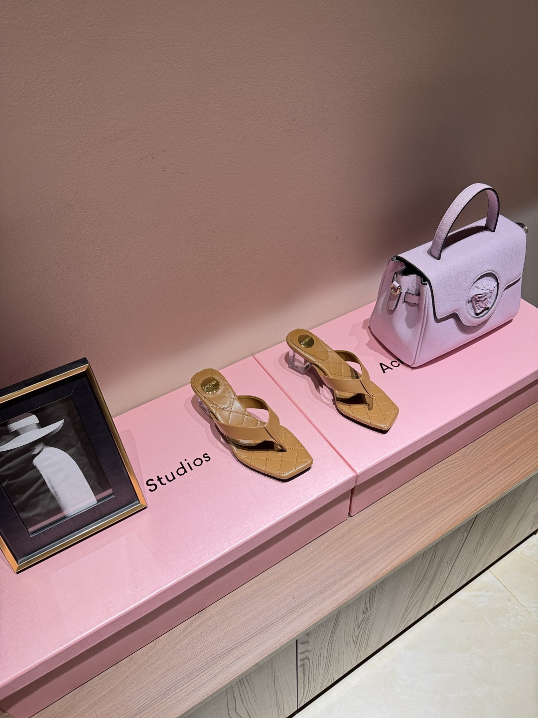 NO:924583,Saint Laurent/Saint Laurent 26WF new product transparent heel flip-flops with thick heel and square toe flip-flops. The square toe flip-flop outlines the slender foot shape. The transparent thick heel invisiblely lengthens the leg line. Stepping out gives a French casual and relaxed feeling. The lambskin foot pad is soft and elastic and does not wear the toes. It is refreshing and unburdened in summer. Paired with denim shorts, the atmosphere is full. The cool and noble feeling is directly welded to death. The thick heel is stable and does not tire your feet after walking for a long time. It is super worry-free for lazy people to just step out.  Full of Italian craftsmanship and texture, low-key and high-end style from big brands, fully suitable for commuting to the beach and dating, the ultimate treasure of the summer shoe cabinet, so comfortable on the feet that you don’t want to take it off, a fairy style that looks good on anyone who wears it!  The fabric is made of original customized leather, and the lining is made of sheepskin. Italian imported genuine leather outsole size 35-39 (customized 40/41) No. 80120260702, split-toe shoes, saint laurent, saint laurent, slippers, shorts, sheepskin, Leather soles19860909Saint Laurent /圣罗兰26WF新品 透明跟夹脚粗跟方头人字拖鞋 方头夹脚勾勒纤细脚型 透明粗跟隐形拉长腿线 踩出法式随性松弛感 小羊皮垫脚软弹不磨趾 夏日上脚清爽无负担 搭牛仔短裤氛围感拉满 清冷贵气感直接焊死 粗跟稳当久走也不累脚 懒人一脚蹬出门超省心 意式匠心质感拉满 低调拿捏大牌高级范 沙滩通勤约会全适配 夏日鞋柜本命宝藏款 上脚舒服到不想脱下 谁穿谁好看的神仙款！ 面料采用原版定制皮料 内里踮脚均为羊皮 意大利进口真皮大底 size35-39（40/41定制） 编号80120260702,分趾鞋,saint laurent,saint laurent,slippers,shorts,sheepskin,Leather soles,Women's Shoes
