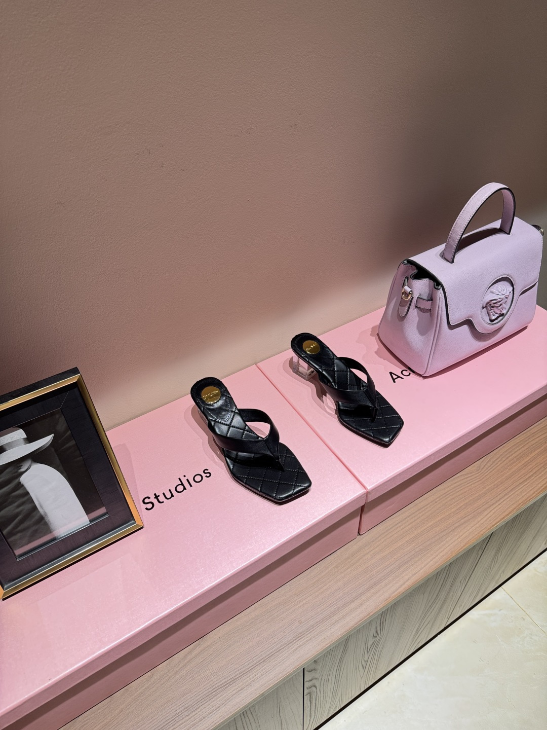 NO:924589,Saint Laurent/Saint Laurent 26WF new product transparent heel flip-flops with thick heel and square toe flip-flops. The square toe flip-flop outlines the slender foot shape. The transparent thick heel invisiblely lengthens the leg line. Stepping out gives a French casual and relaxed feeling. The lambskin foot pad is soft and elastic and does not wear the toes. It is refreshing and unburdened in summer. Paired with denim shorts, the atmosphere is full. The cool and noble feeling is directly welded to death. The thick heel is stable and does not tire your feet after walking for a long time. It is super worry-free for lazy people to just step out.  Full of Italian craftsmanship and texture, low-key and high-end style from big brands, fully suitable for commuting to the beach and dating, the ultimate treasure of the summer shoe cabinet, so comfortable on the feet that you don’t want to take it off, a fairy style that looks good on anyone who wears it!  The fabric is made of original customized leather, and the lining is made of sheepskin. The genuine leather outsole imported from Italy is size 35-39 (customized 40/41), split-toe shoes, saint laurent, saint laurent, slippers, shorts, sheepskin, Leather soles.19860909Saint Laurent /圣罗兰26WF新品 透明跟夹脚粗跟方头人字拖鞋 方头夹脚勾勒纤细脚型 透明粗跟隐形拉长腿线 踩出法式随性松弛感 小羊皮垫脚软弹不磨趾 夏日上脚清爽无负担 搭牛仔短裤氛围感拉满 清冷贵气感直接焊死 粗跟稳当久走也不累脚 懒人一脚蹬出门超省心 意式匠心质感拉满 低调拿捏大牌高级范 沙滩通勤约会全适配 夏日鞋柜本命宝藏款 上脚舒服到不想脱下 谁穿谁好看的神仙款！ 面料采用原版定制皮料 内里踮脚均为羊皮 意大利进口真皮大底 size35-39（40/41定制）,分趾鞋,saint laurent,saint laurent,slippers,shorts,sheepskin,Leather soles,Women's Shoes