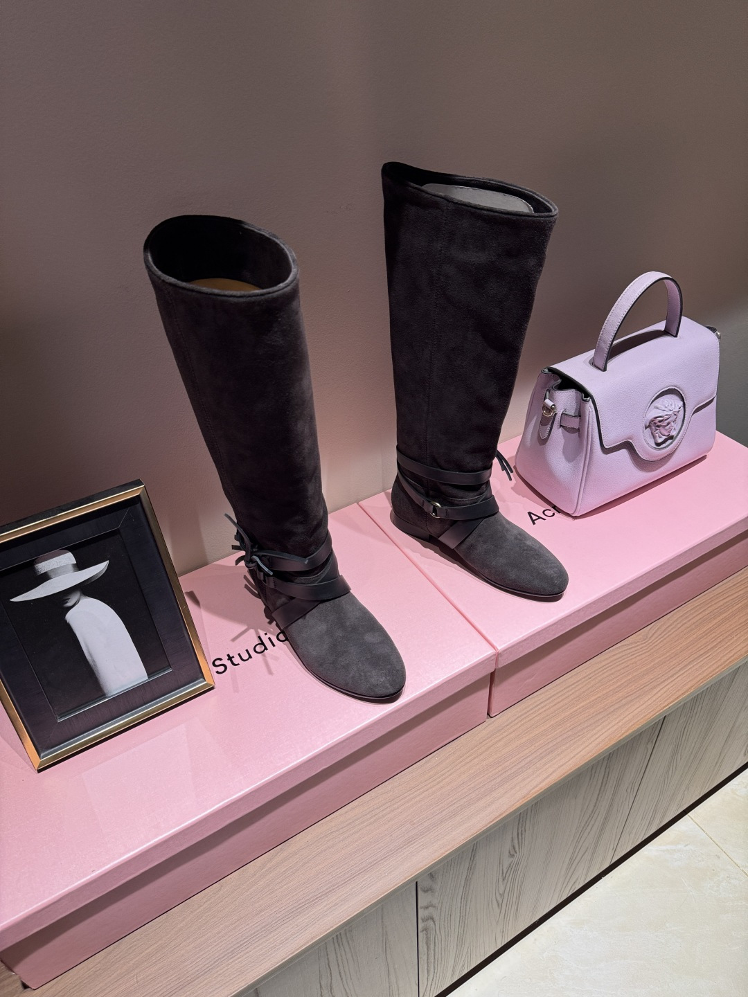 NO:958192,Isabel Marant26ss autumn and winter catwalk style European and American style pile boots retro chain cat-heeled short boots mid-boots!  The boots that can be worn all year round are here, a pair of Fengshen retro boots. Simple retro design. The key is that they are 100% comfortable and can be used for daily shopping. They will never become a display in the shoe cabinet. They are must-have boots for cool girls. The boots are loose and the legs are super slim. They are easy to match with fashionable and versatile ins!  The upper is made of original imported high-mercerized cowhide, the lining is water-dyed cowhide, and the original leather outsole is imported from Italy!  Heel height 4.5CM Size: 35-42 (40, 41, 42 are non-refundable) Comes with original packaging, boots, cowhide, Leather soles19860909伊莎贝尔Isabel Marant26ss秋冬走秀款欧美风堆堆靴复古链条猫跟短靴中靴！ 一年四季都可以穿的靴子来了,一双封神的复古靴 简约复古设计,关键是舒适百分逛街日常都可,绝不会成为鞋柜里的摆设, 酷女孩必备靴 靴筒宽松 超显腿细,搭配毫无鸭梨 时髦又百搭ins ！ 鞋面采用原版进口高丝光牛猄 内里垫脚水染牛皮 意大利进口原色真皮大底！ 跟高4.5CM 码数:35-42（40 41 42定不退换） 配原版包装,靴子,boots,cowhide,Leather soles,Women's Shoes