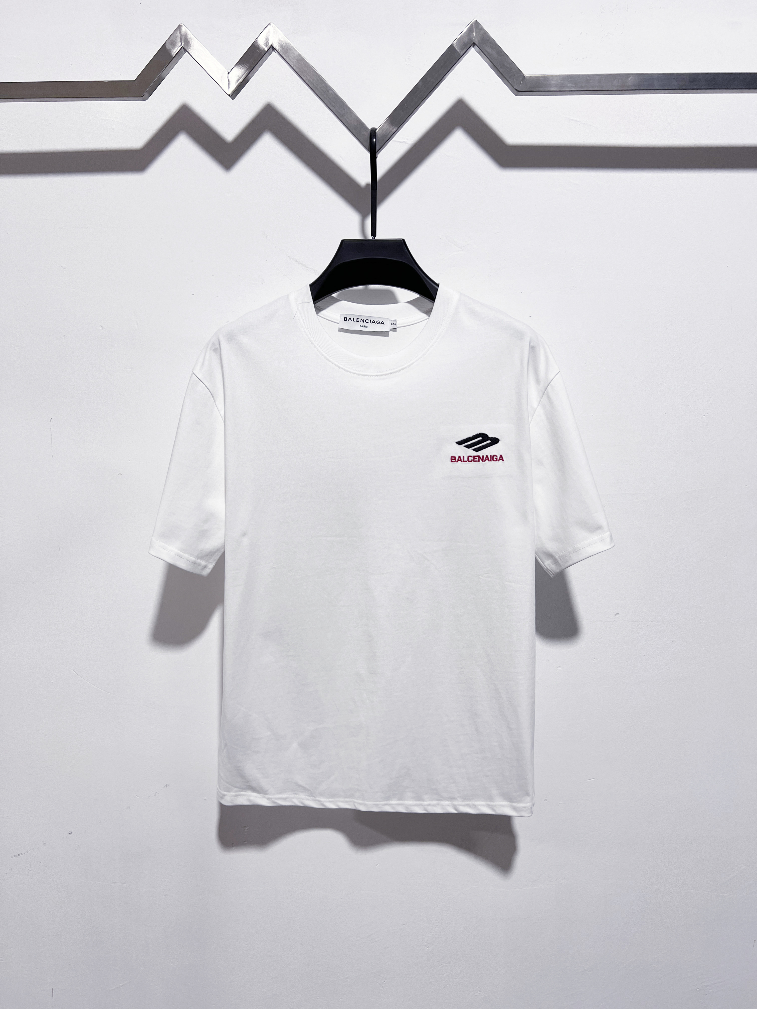 P115 🔥Camiseta de manga corta con logo bordado de Balenciaga. La tela está hecha de tela de puro algodón de doble hilo…