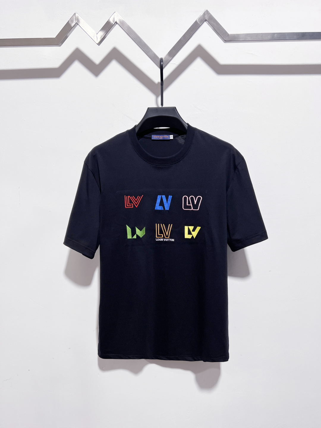 P115 🔥LV 刺绣logo短袖T恤 面料采用280克双纱纯棉面料+2x2配套螺纹，，订染颜色后整蚀毛处理， 对照原版做丝滑超柔处理， 布面肌理股线清晰明显，垂感一级棒，做工精致都到达外贸出口标准， 刺绣工艺采用百灵达刺绣机器，使刺绣…