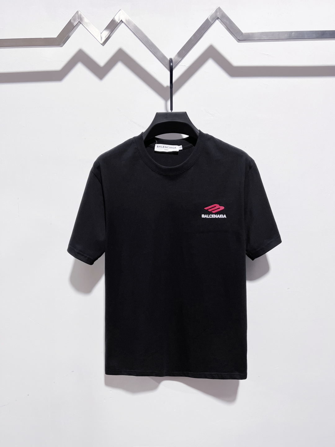 P115 🔥Camiseta de manga corta con logo bordado de Balenciaga. La tela está hecha de tela de puro algodón de doble hilo…