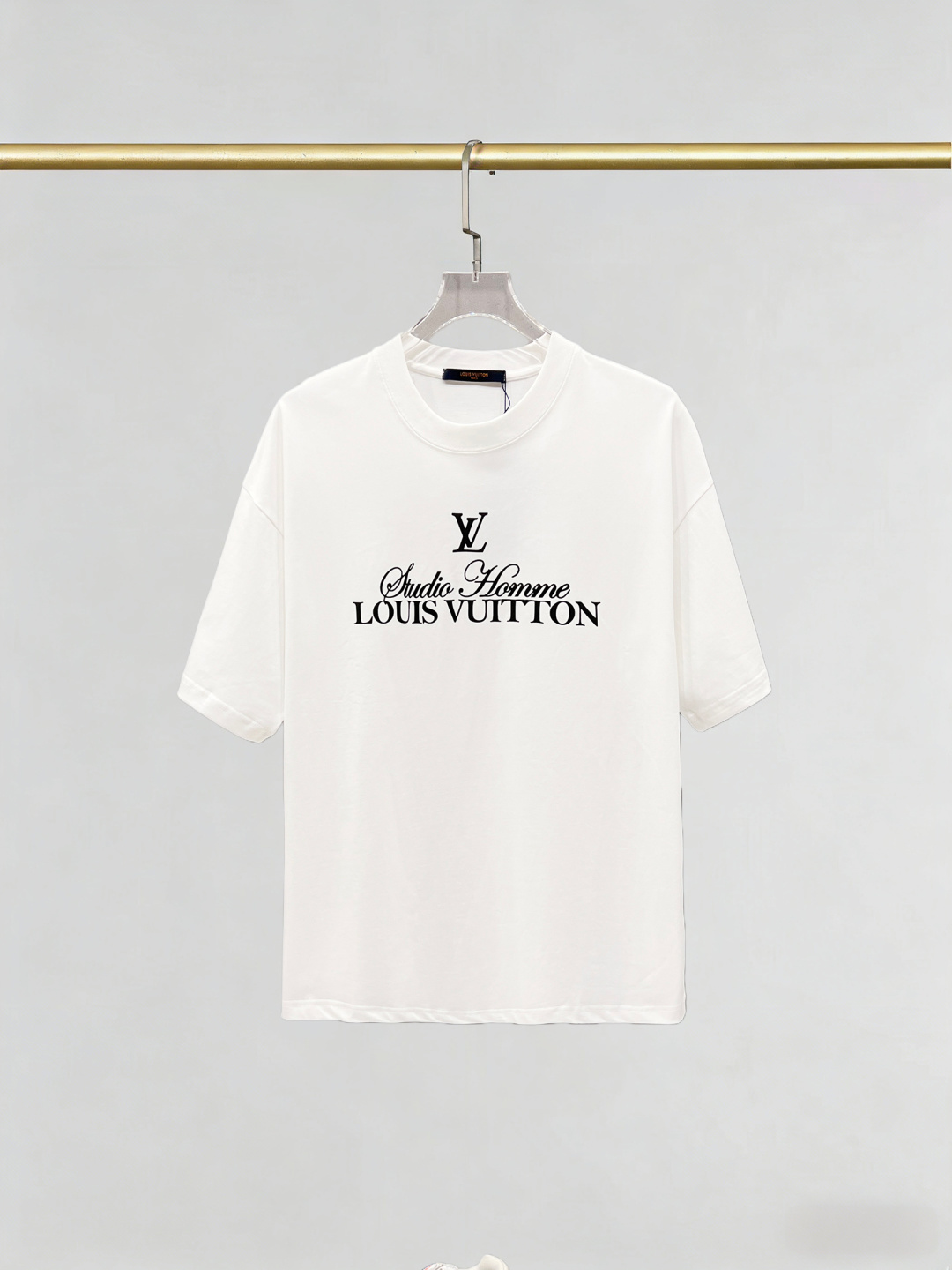 P95 LV logo立体硅胶字母短袖 Logo标识精致 原版面料 官方同款 短袖T恤 定制280克同缸染纯棉双纱面料 手感非常舒服 春夏砖柜同步 时尚又个性 超级百搭好看 男女都非常合适 人手必备款 (吊牌 领标 水洗麦 三标齐全) 颜…
