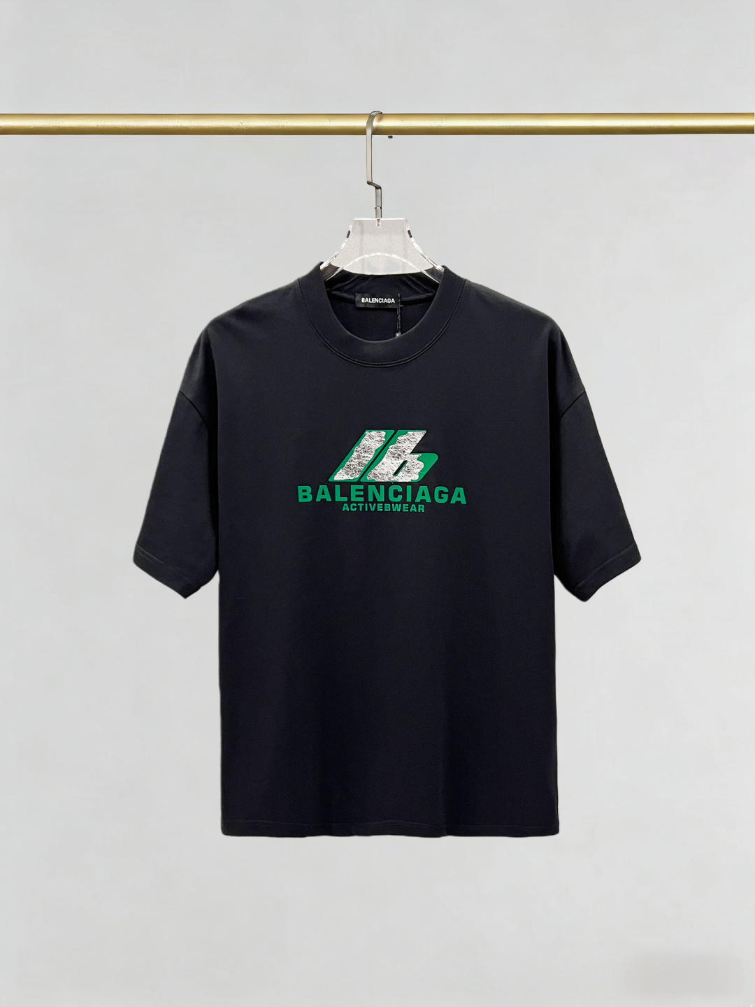 Logotipo P95 Balenciaga con letras tridimensionales de silicona de manga corta con un logotipo exquisito. Tejido origin…
