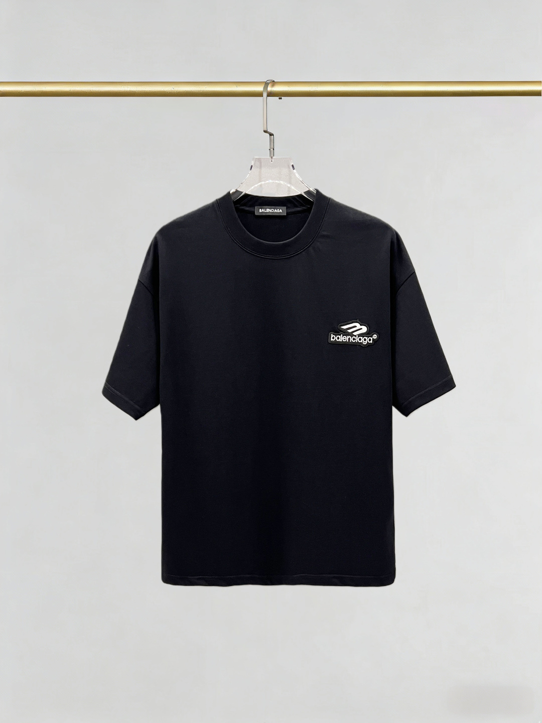 Logotipo P95 Balenciaga con letras tridimensionales de silicona de manga corta con un logotipo exquisito. Tejido origin…