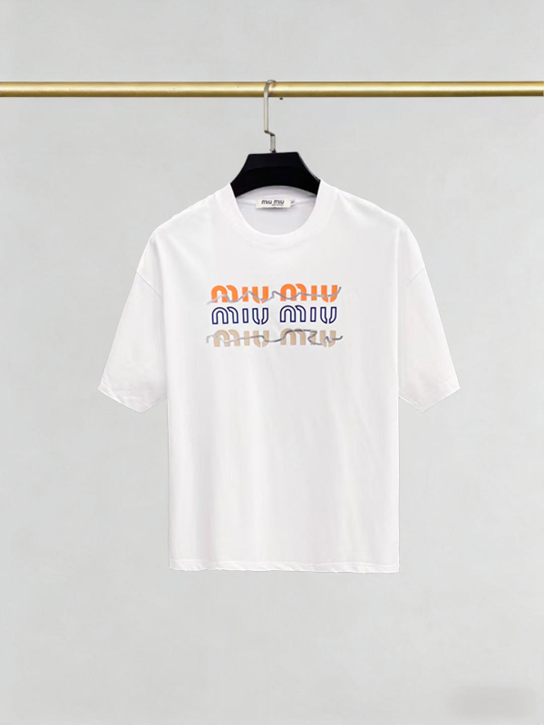 P105 miumiu 2026SS camiseta de cuello redondo de manga corta de última moda, sincronizada con la web oficial,…