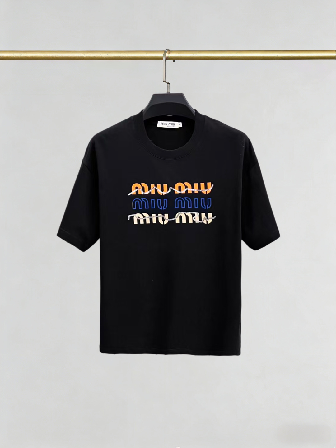 P105 miumiu 2026SS camiseta de cuello redondo de manga corta de última moda, sincronizada con la web oficial,…