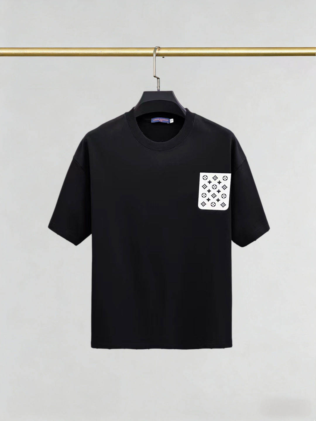 P105 LV2026SS Camiseta de cuello redondo de manga corta de moda, la más nueva de primavera/verano, sincronizada con la …