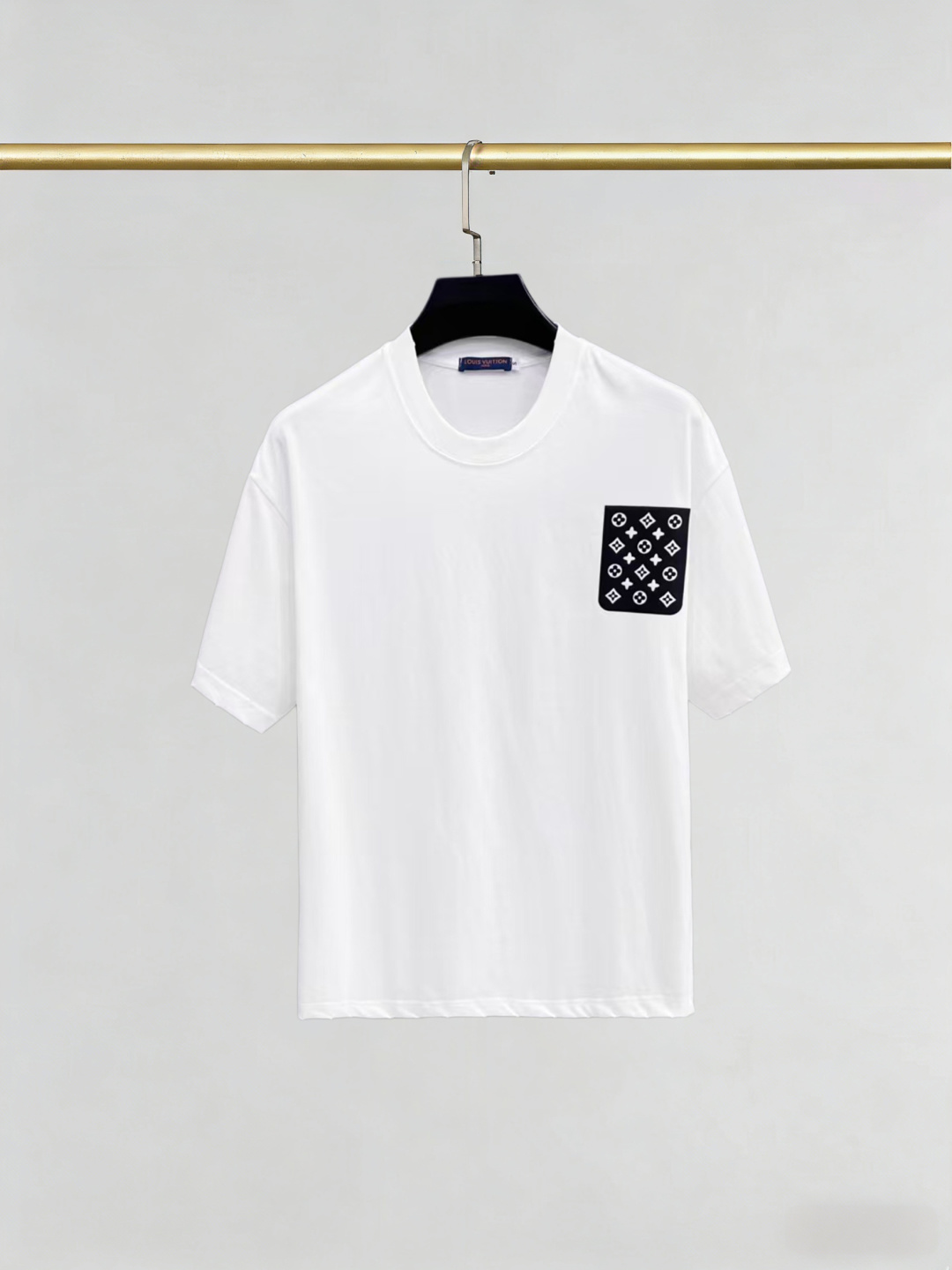 P105 LV 2026SS camiseta de cuello redondo de manga corta de última moda primavera-verano, sincronizada con la web ofici…