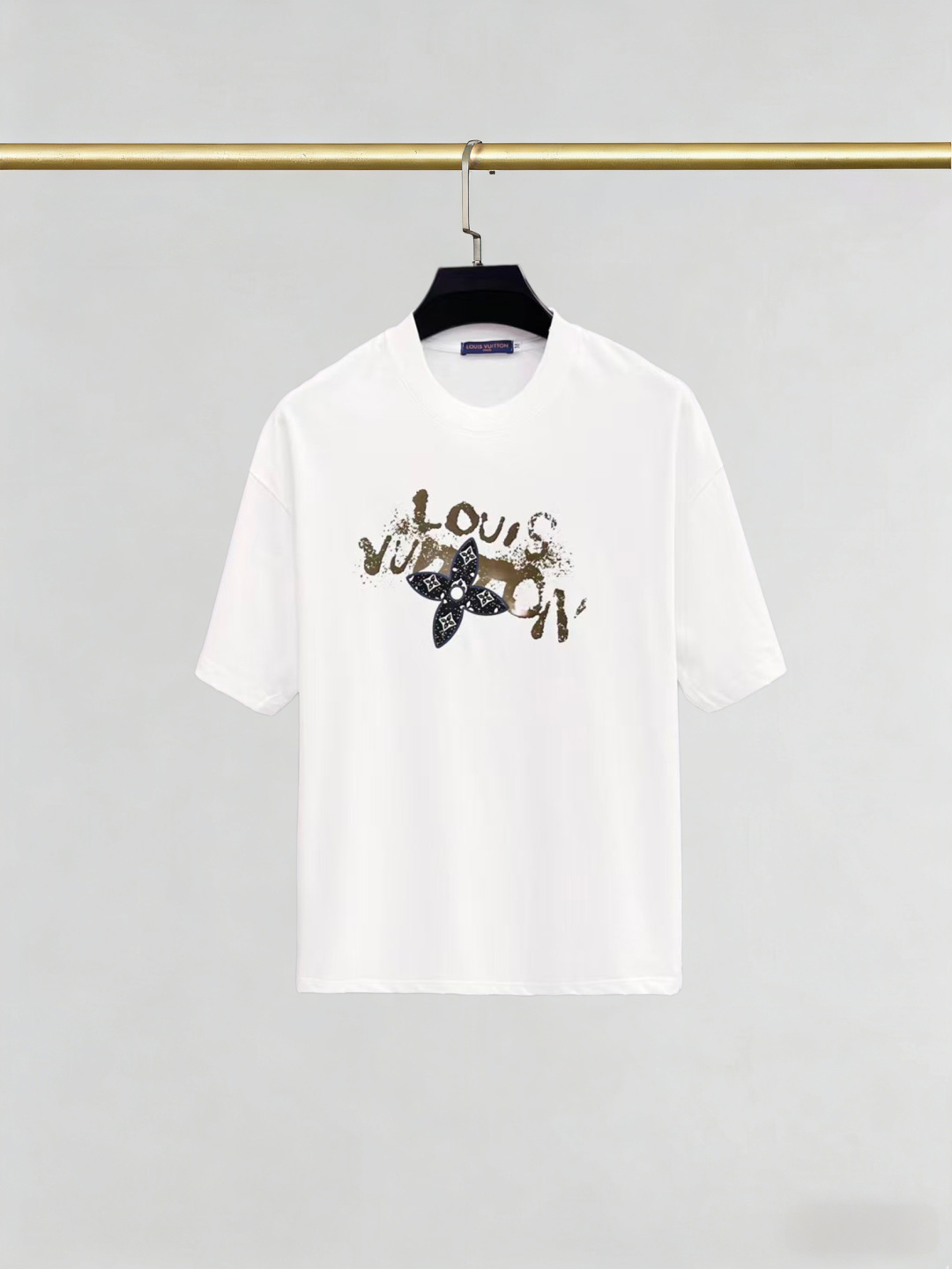 P105 LV 2026SS camiseta de cuello redondo de manga corta de última moda primavera-verano, sincronizada con la web ofici…