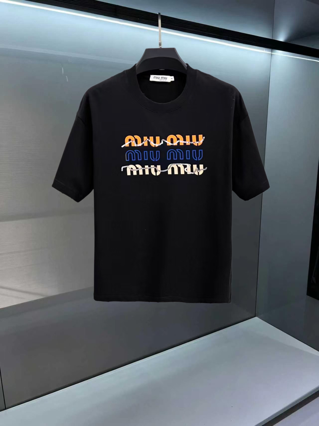 P105 miumiu 2026SS camiseta de cuello redondo de manga corta de última moda, sincronizada con la web oficial, tejido de…