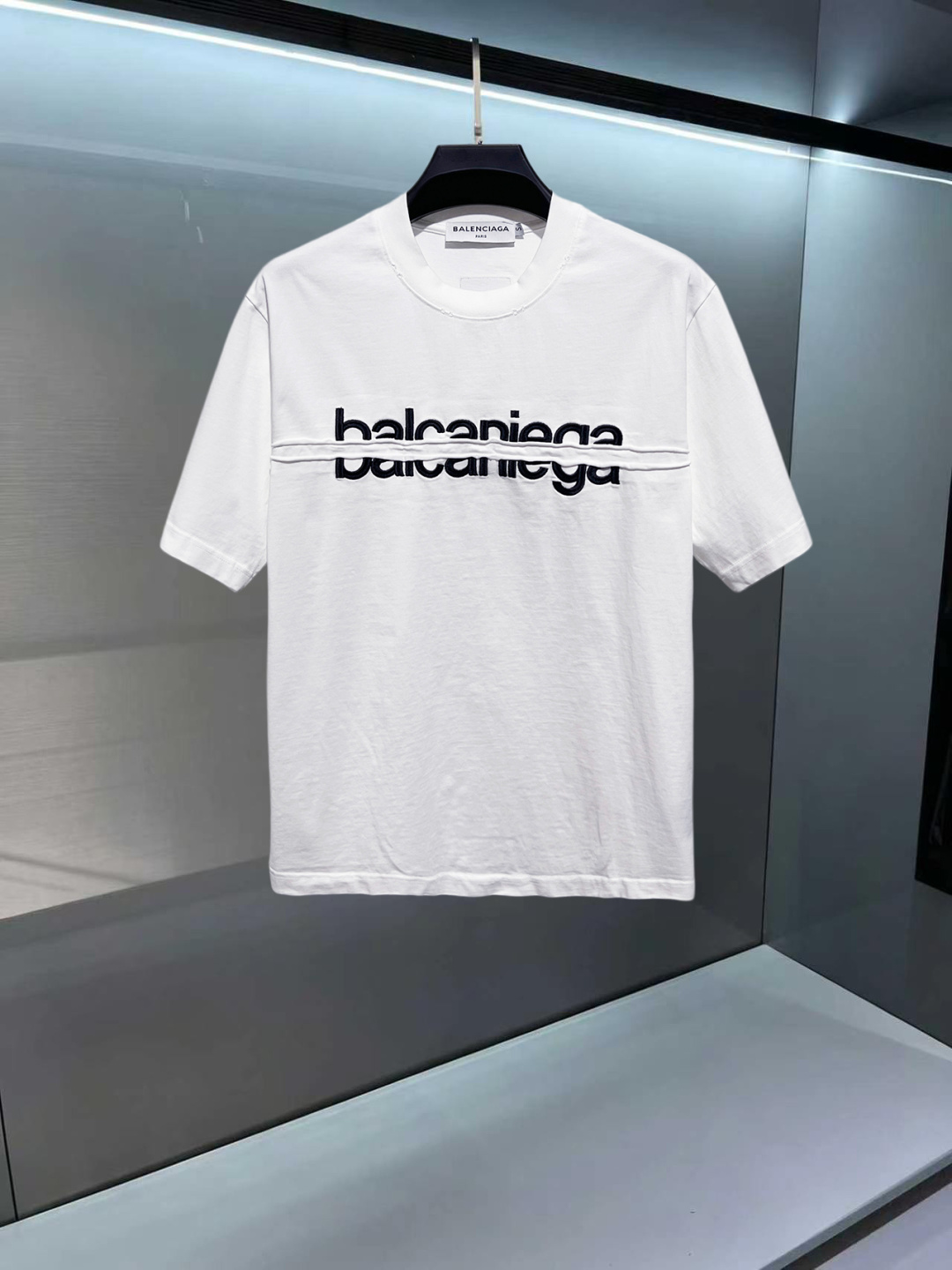 P115 🔥 ¡El mostrador de novedades de primavera y verano 26 de Balenciaga estrena la última camiseta de manga corta con…