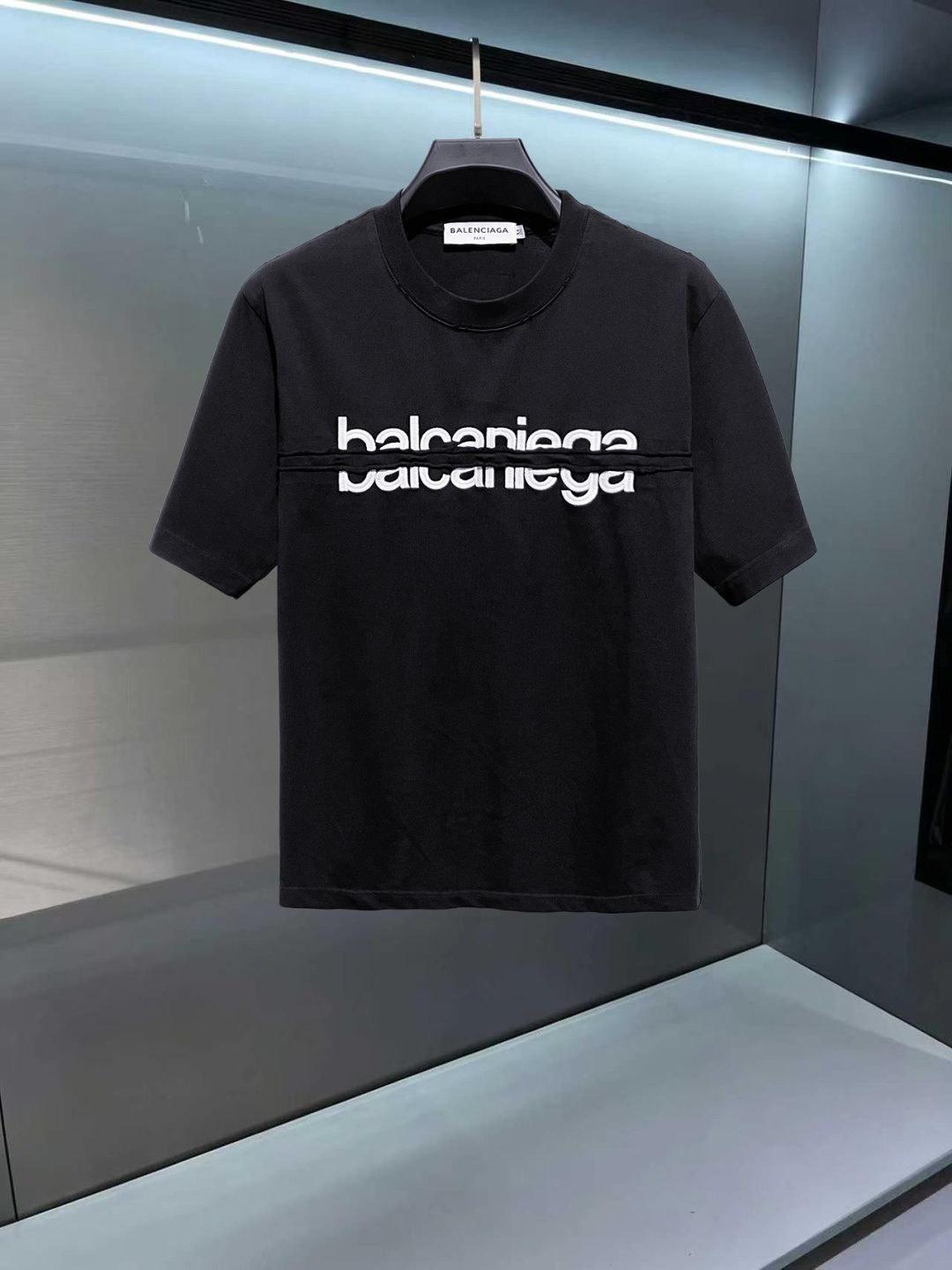 P115 🔥 ¡El mostrador de novedades de primavera y verano 26 de Balenciaga estrena la última camiseta de manga corta con…
