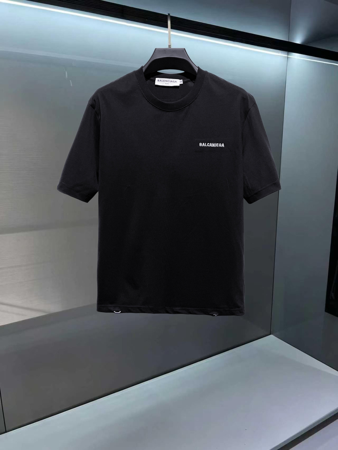 P115 ¡El mostrador de novedades de primavera y verano 26 de Balenciaga estrena la última camiseta de manga corta y cuel…