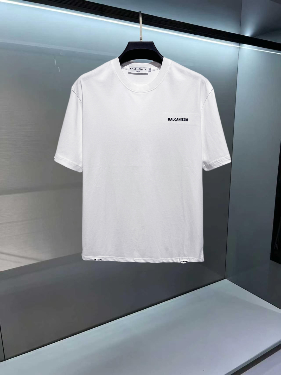 P115 🔥 ¡El mostrador de novedades de primavera y verano 26 de Balenciaga estrena la última camiseta de manga corta con…