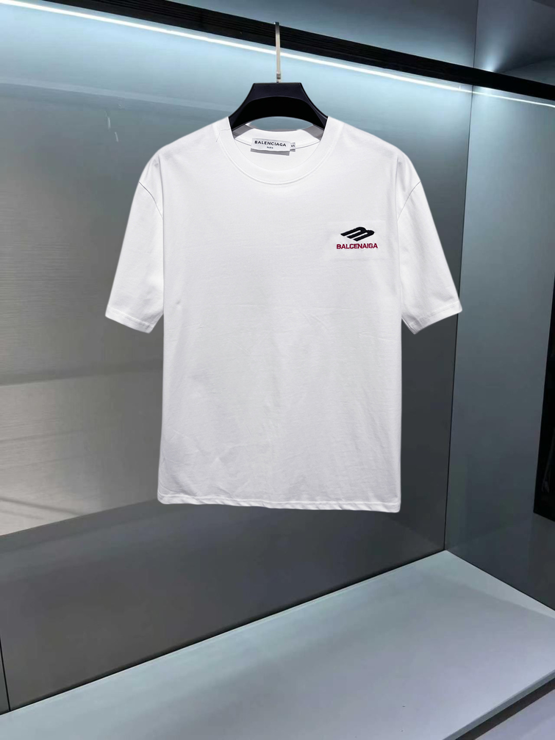 P115 ¡El mostrador de novedades de primavera y verano 26 de Balenciaga estrena la última camiseta de manga corta y cuel…