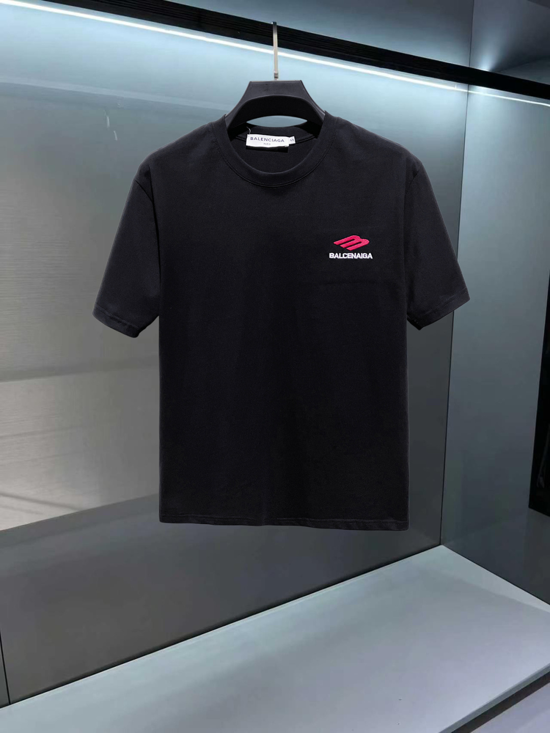 P115 🔥 ¡El mostrador de novedades de primavera y verano 26 de Balenciaga estrena la última camiseta de manga corta con…