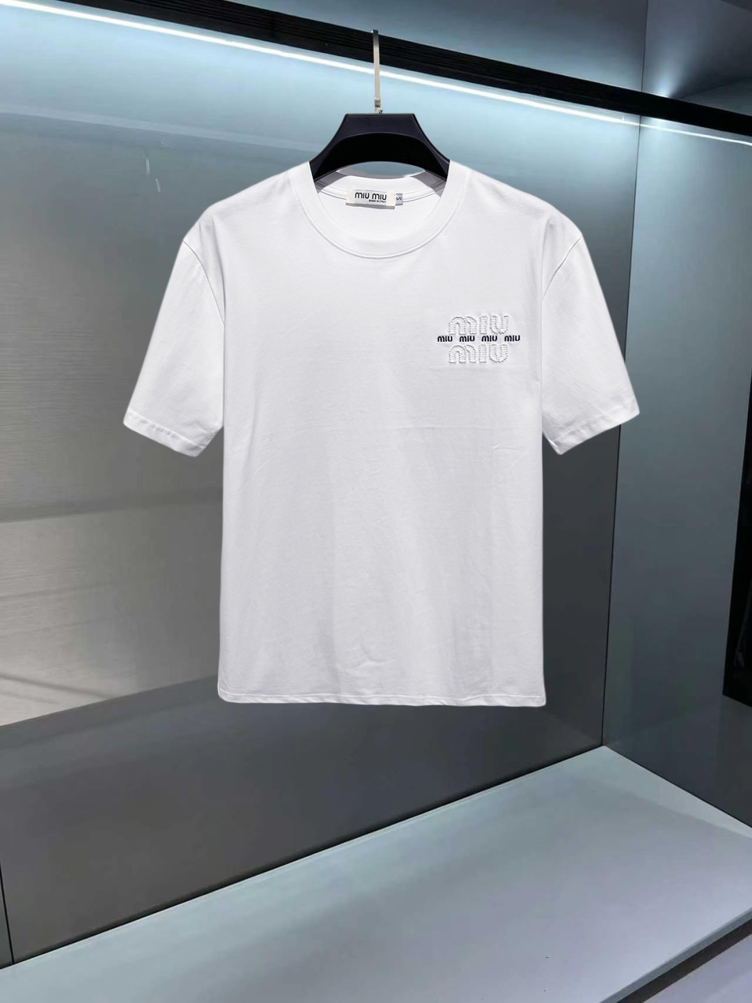 P115 miumiu 26SS Nueva colección de primavera/verano, primer lanzamiento en tienda, camiseta de cuello redondo de manga…