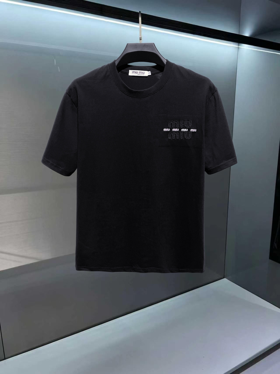 P115 miumiu 26SS Nueva colección de primavera/verano, primer lanzamiento en tienda, camiseta de cuello redond…