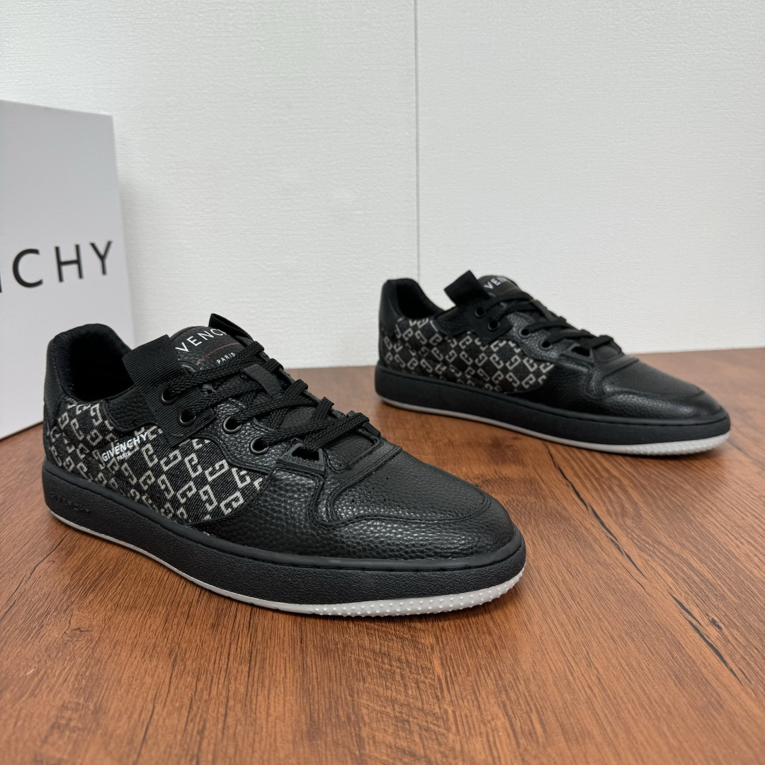 NO:272512,Code Givenchy/Givenchy Men's Spring and Summer New Casual Lightweight Board Shoes Trendy Frontline Casual Shoes When street trends meet classic luxury, Givenchy sneakers come into being. Simple and neat shoe shapes are versatile and unique. The main color of black and white is calm and atmospheric, and the iconic brand elements are embellished on it, and the sense of fashion is instantly full. Whether you are strolling on the streets of the city or attending casual parties, it can easily become the focus. High-quality materials bring a comfortable foot feeling, and every step shows confidence and calmness, helping you to step into your own unique style. The lychee pattern cowhide and G-letter canvas are classic and durable. The cowhide foot pads and mesh fabrics are comfortable inside while maintaining breathable and soft foot feeling. The full package!  Size 39-40-41-42-43-44 leather shoes size (customized 38.45 without return) Article number G317Y2 black, given, given, given, sneakers, cowhide19860909编码 Givenchy/纪梵希 男士春夏新款休闲轻质板鞋 潮流前线休闲鞋 当街头潮流邂逅经典奢华,纪梵希运动鞋应运而生.简洁利落的鞋型,百搭又不失个性.黑白主色调沉稳大气,标志性的品牌元素点缀其上,时尚感瞬间拉满.无论是漫步都市街头,还是出席休闲聚会,它都能让你轻松成为焦点.优质的材质带来舒适脚感,每一步都尽显自信从容,助你踏出属于自己的独特风格.荔枝纹牛皮与G字母帆布经典搭配 修长楦型经典耐看,牛皮垫脚搭配网布内里舒适的同时保持透气柔软的脚感,全套包装！ 尺码39-40-41-42-43-44皮鞋尺码（可定制38.45不退换） 货号G317Y2 黑色,,givenchy,givenchy,sneakers,cowhide,Men's shoes