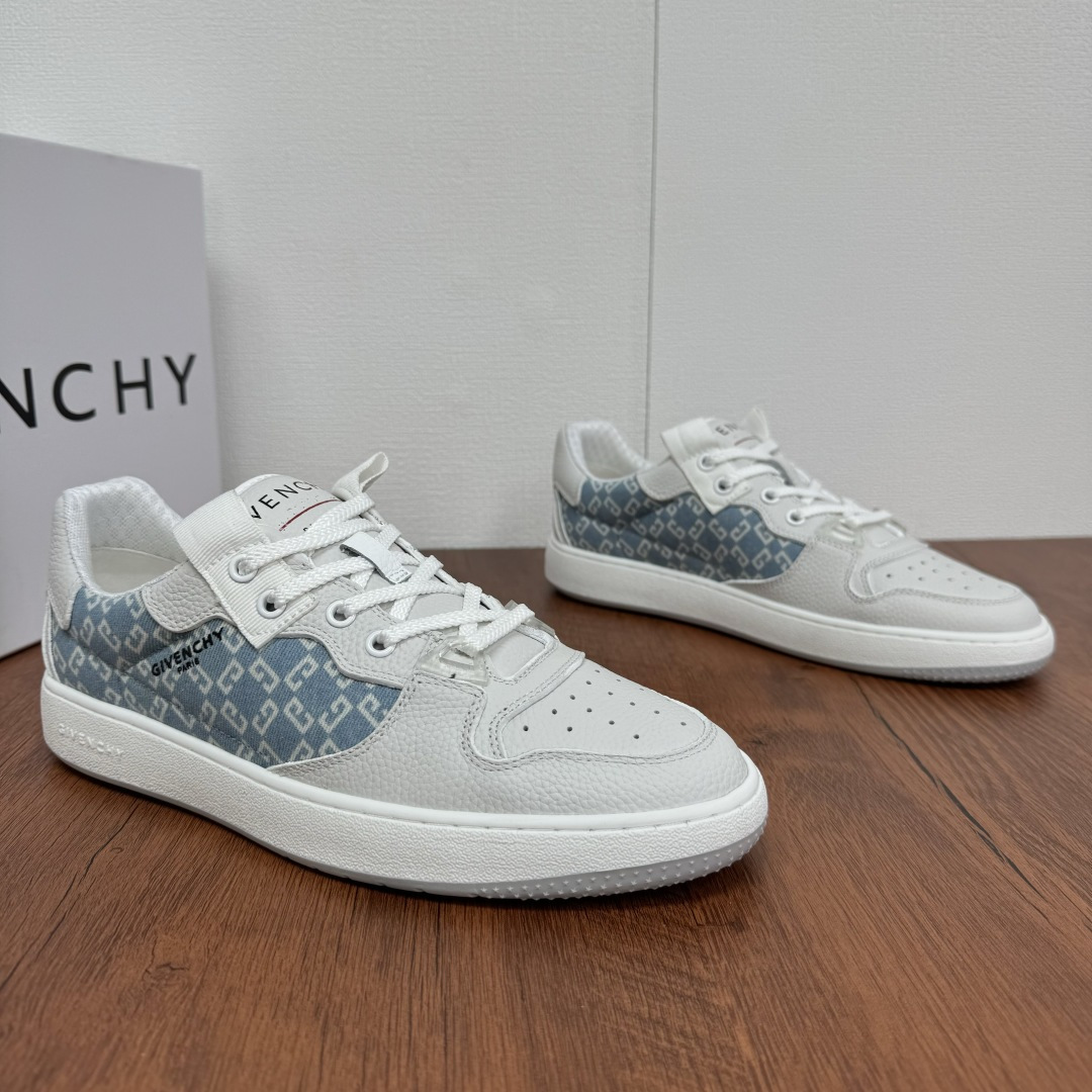 NO:272518,Code Givenchy/Givenchy Men's Spring and Summer New Casual Lightweight Board Shoes Trendy Frontline Casual Shoes When street trends meet classic luxury, Givenchy sneakers come into being. Simple and neat shoe shapes are versatile and unique. The main color of black and white is calm and atmospheric, and the iconic brand elements are embellished on it, and the sense of fashion is instantly full. Whether you are strolling on the streets of the city or attending casual parties, it can easily become the focus. High-quality materials bring a comfortable foot feeling, and every step shows confidence and calmness, helping you to step into your own unique style. The lychee pattern cowhide and G-letter canvas are classic and durable. The cowhide foot pads and mesh fabrics are comfortable inside while maintaining breathable and soft foot feeling. The full package!  Size 39-40-41-42-43-44 leather shoes size (customized 38.45 without return) Article number G317Y2 white and blue, given , given , given , given , sneakers, cowhide19860909编码 Givenchy/纪梵希 男士春夏新款休闲轻质板鞋 潮流前线休闲鞋 当街头潮流邂逅经典奢华,纪梵希运动鞋应运而生.简洁利落的鞋型,百搭又不失个性.黑白主色调沉稳大气,标志性的品牌元素点缀其上,时尚感瞬间拉满.无论是漫步都市街头,还是出席休闲聚会,它都能让你轻松成为焦点.优质的材质带来舒适脚感,每一步都尽显自信从容,助你踏出属于自己的独特风格.荔枝纹牛皮与G字母帆布经典搭配 修长楦型经典耐看,牛皮垫脚搭配网布内里舒适的同时保持透气柔软的脚感,全套包装！ 尺码39-40-41-42-43-44皮鞋尺码（可定制38.45不退换） 货号G317Y2 白蓝,,givenchy,givenchy,sneakers,cowhide,Men's shoes