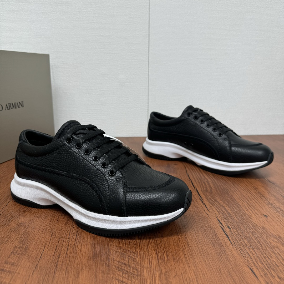 NO:272848,Coded GIORGIO ARMANI sneakers are made of round wrap-around silhouettes, and innovative Vibram outsoles, showing a unique design feature. Made of textured deer leather, equipped with six-hole laces on both sides, durable and lightweight, and can bend and twist the feet properly at every step to ensure greater comfort: it is perfect for all kinds of versatile. Black, white, blue and three colors available!  Original packaging shipped. Size 39-40-41-42-43-44-45 Leather Shoe Size Article No. XN914 Black, Armani, Armani, Sneakers19860909编码 GIORGIO ARMANI (专线乔治阿玛尼)运动鞋采用圆形包缠式廓形,创新的 Vibram 外底,展现别样设计特色.甄选质感鹿皮纹制成,配有两侧六孔系带,耐穿轻便,每一步都能适当弯曲和扭转脚部,确保更大的舒适度:非常适合各种百搭.黑色 白色 蓝色三色可选！原包装出货. 尺码 39-40-41-42-43-44-45皮鞋尺码 货号XN914 黑色,,armani,armani,sneakers,Men's shoes