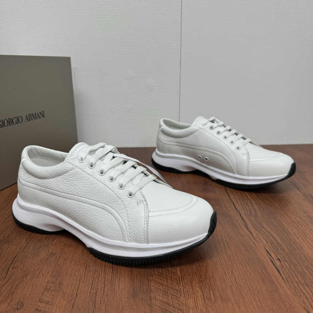 NO:272851,Coded GIORGIO ARMANI sneakers are made of round wrap-around silhouettes, and innovative Vibram outsoles, showing a unique design feature. Made of textured deer leather, equipped with six-hole laces on both sides, durable and lightweight, and can bend and twist the feet properly at every step to ensure greater comfort: it is perfect for all kinds of versatile. Black, white, blue and three colors available!  Original packaging shipped. Size 39-40-41-42-43-44-45 Leather Shoe Size Article No. XN914 White, Armani, Armani, Sneakers19860909编码 GIORGIO ARMANI (专线乔治阿玛尼)运动鞋采用圆形包缠式廓形,创新的 Vibram 外底,展现别样设计特色.甄选质感鹿皮纹制成,配有两侧六孔系带,耐穿轻便,每一步都能适当弯曲和扭转脚部,确保更大的舒适度:非常适合各种百搭.黑色 白色 蓝色三色可选！原包装出货. 尺码 39-40-41-42-43-44-45皮鞋尺码 货号XN914 白色,,armani,armani,sneakers,Men's shoes