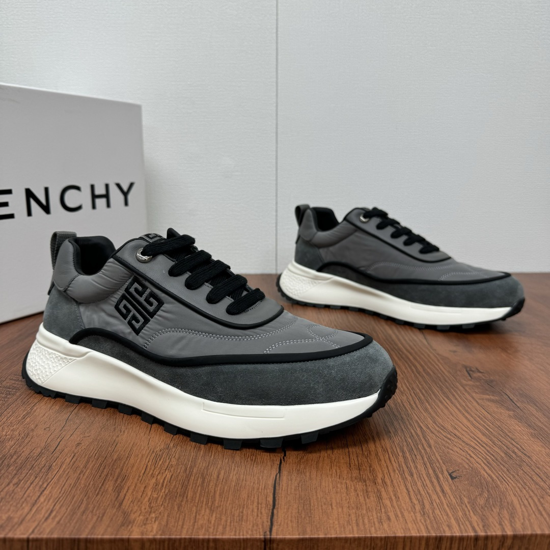 NO:276180,Givenchy/Givenchy 2025 Spring and Summer Show New Men's Sports Shoes Shipping Classic Sport Style Lightweight Thick Solemn Versatile Men's Casual Luxury Boutique!  Technology fabric tarp upper spliced ​​calfskin wrap lace, overall reverse velvet calfskin wrap lace, multiple composite precision splicing technology, stimulating GG letter LOHO badge logo, folded edge cloth edge decoration, rear webbing shoe belt, genuine leather footrest, heel calfskin lining, forefoot soft mesh lining, comfortable and breathable!  A great combination of fashion and functionality!  The classic brand logo is embellished on it, highlighting unique taste. The thick-soled design not only enhances height, but also brings stable support. Choosing Givenchy sneakers allows you to take confident and individual steps on the road of fashion and easily become the focus of attention. Full set of packaging!  Size 39-40-41-42-43-44 leather shoes size (customized 38.45 cannot be returned or exchanged) Article number T00480 Gray, given, given, given, sneakers, cowhide19860909批 Givenchy/纪梵希 2025春夏秀场新款男士运动鞋出货 经典运动版型 轻质厚底百搭男士休闲轻奢精品！科技织物防水布鞋面拼接小牛皮包裹系带 整体反绒牛皮包边多重复合精密拼接工艺 刺激GG字母LOHO徽章标识 折边布面沿条装饰 后置织带提鞋环带,真皮垫脚 后跟小牛皮内里 前掌柔软网布内里 舒适透气！时尚与功能的绝佳组合！经典的品牌标识点缀其上,彰显独特品味.厚底设计不仅提升身高,还带来稳定的支撑.选择纪梵希运动鞋,让你在潮流之路上,踏出自信又个性的步伐,轻松成为目光焦点.全套包装！ 尺码39-40-41-42-43-44皮鞋尺码（可定制38.45不能退换） 货号T00480 灰色,,givenchy,givenchy,sneakers,cowhide,Men's shoes