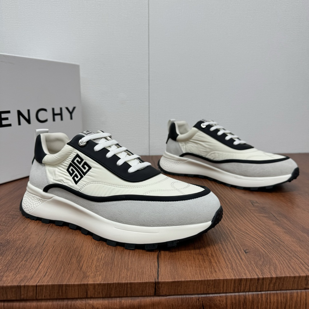 NO:276190,Givenchy/Givenchy 2025 Spring and Summer Show New Men's Sports Shoes Shipping Classic Sport Style Lightweight Thick Solemn Versatile Men's Casual Luxury Boutique!  Technology fabric tarp upper spliced ​​calfskin wrap lace, overall reverse velvet calfskin wrap lace, multiple composite precision splicing technology, stimulating GG letter LOHO badge logo, folded edge cloth edge decoration, rear webbing shoe belt, genuine leather footrest, heel calfskin lining, forefoot soft mesh lining, comfortable and breathable!  A great combination of fashion and functionality!  The classic brand logo is embellished on it, highlighting unique taste. The thick-soled design not only enhances height, but also brings stable support. Choosing Givenchy sneakers allows you to take confident and individual steps on the road of fashion and easily become the focus of attention. Full set of packaging!  Size 39-40-41-42-43-44 leather shoes size (customized 38.45 cannot be returned or exchanged) Article number T00480 White, given, given, given, sneakers, cowhide19860909批 Givenchy/纪梵希 2025春夏秀场新款男士运动鞋出货 经典运动版型 轻质厚底百搭男士休闲轻奢精品！科技织物防水布鞋面拼接小牛皮包裹系带 整体反绒牛皮包边多重复合精密拼接工艺 刺激GG字母LOHO徽章标识 折边布面沿条装饰 后置织带提鞋环带,真皮垫脚 后跟小牛皮内里 前掌柔软网布内里 舒适透气！时尚与功能的绝佳组合！经典的品牌标识点缀其上,彰显独特品味.厚底设计不仅提升身高,还带来稳定的支撑.选择纪梵希运动鞋,让你在潮流之路上,踏出自信又个性的步伐,轻松成为目光焦点.全套包装！ 尺码39-40-41-42-43-44皮鞋尺码（可定制38.45不能退换） 货号T00480 白色,,givenchy,givenchy,sneakers,cowhide,Men's shoes
