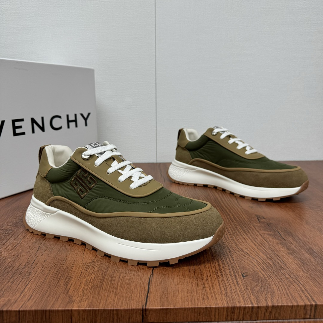 NO:276194,Givenchy/Givenchy 2025 Spring and Summer Show New Men's Sports Shoes Shipping Classic Sport Style Lightweight Thick Solemn Versatile Men's Casual Luxury Boutique!  Technology fabric tarp upper splicing calfskin wrap laces, overall reverse velvet calfskin wrap edging multiple composite precision splicing technology, stimulating GG letter LOHO badge logo, folded edge cloth edge decoration, rear webbing shoe belt, genuine leather footrest, heel calfskin lining, forefoot soft mesh lining, comfortable and breathable!  A great combination of fashion and functionality!  The classic brand logo is embellished on it, highlighting unique taste. The thick-soled design not only enhances height, but also brings stable support. Choosing Givenchy sneakers allows you to take confident and individual steps on the road of fashion and easily become the focus of attention. Full set of packaging!  Size 39-40-41-42-43-44 leather shoes size (customized 38.45 cannot be returned or exchanged) Article number T00480 Apricot color, given, given, given, sneakers, cowhide19860909批 Givenchy/纪梵希 2025春夏秀场新款男士运动鞋出货 经典运动版型 轻质厚底百搭男士休闲轻奢精品！科技织物防水布鞋面拼接小牛皮包裹系带 整体反绒牛皮包边多重复合精密拼接工艺 刺激GG字母LOHO徽章标识 折边布面沿条装饰 后置织带提鞋环带,真皮垫脚 后跟小牛皮内里 前掌柔软网布内里 舒适透气！时尚与功能的绝佳组合！经典的品牌标识点缀其上,彰显独特品味.厚底设计不仅提升身高,还带来稳定的支撑.选择纪梵希运动鞋,让你在潮流之路上,踏出自信又个性的步伐,轻松成为目光焦点.全套包装！ 尺码39-40-41-42-43-44皮鞋尺码（可定制38.45不能退换） 货号T00480 杏色,,givenchy,givenchy,sneakers,cowhide,Men's shoes
