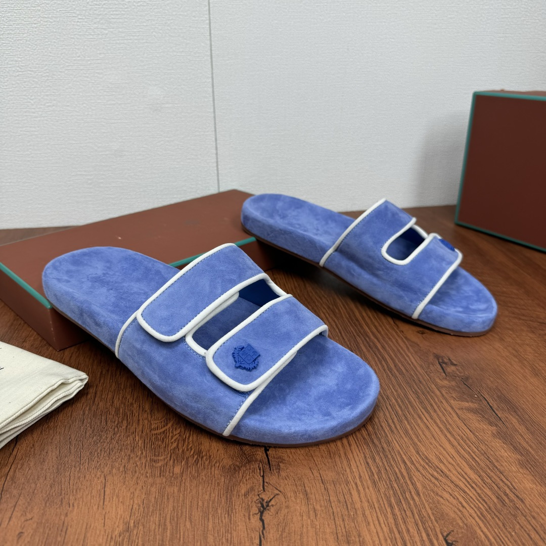 NO:276214,Batch LP home new products LoroPian*/Nuoyou-Pianya New men's casual sandals and slippers!  The entire shoe is made of high mercerized beef reverse velvet fabric, with the same material as the midsole footrest. The white cowhide piping contrasting color highlights the fashion style. The upper is decorated with three-dimensional concave and convex embroidered logo. Velcro design. The width can be adjusted at will. There is no requirement for the foot shape. It is extremely inclusive. The heel is embossed with logo embossed at the original mold. The sole combines rubber sole, and the contrasting color matching is small and fresh. The shoes are refreshing and easy to match, bringing a touch of fresh color to this summer. The original box packaging of the counter, with an exclusive brand logo ball, and a dust bag!  Size 39-40-41-42-43-44 Standard size (customized 38.45.46 without return) Article number FAM1617 slippers Sky blue, loro piana, loro piana, sandals, slippers, cowhide19860909批 LP 家新品 LoroPian*/诺悠-翩雅 新款男士休闲凉鞋拖鞋！ 整个鞋子采用高丝光牛反绒面料,中底垫脚同材质打造 白色牛皮滚边撞色突显时尚风范.鞋面饰有立体凹凸感刺绣徽标 魔术贴设计 可随意调节宽度 对脚型没有要求 包容性极强 脚后跟处饰logo压花 原版开模 鞋底组合橡胶底,小清新配色撞色搭配 鞋子整体清清爽爽,易搭配风格,为这个夏天带来一抹新鲜色彩 专柜原盒包装,带专属品牌logo圆球,附防尘袋！ 尺码39-40-41-42-43-44标准尺码（可定制38.45.46不退换） 货号FAM1617拖鞋 天蓝,,loro piana,loro piana,sandals,slippers,cowhide,Men's shoes